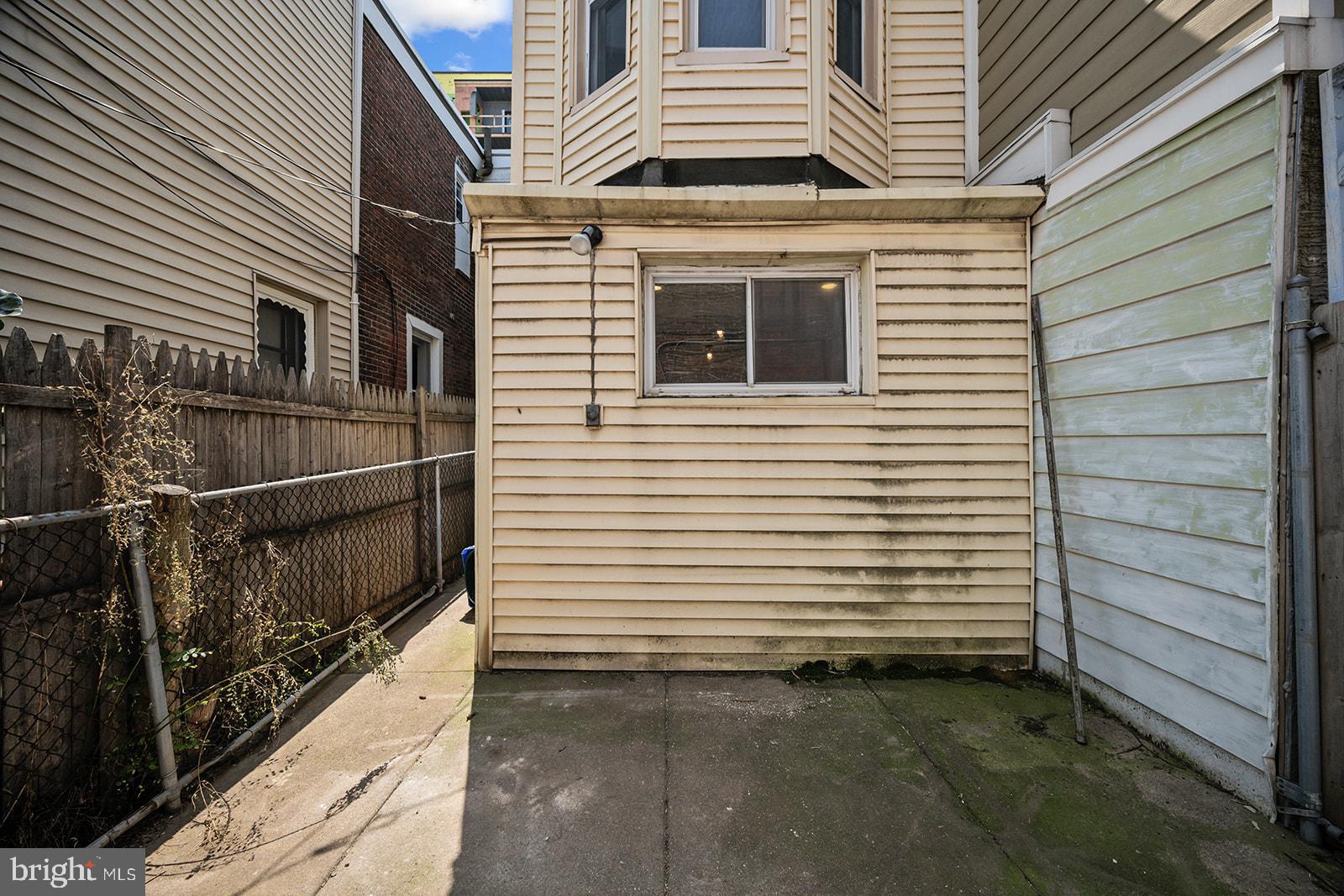 2560 Cedar St