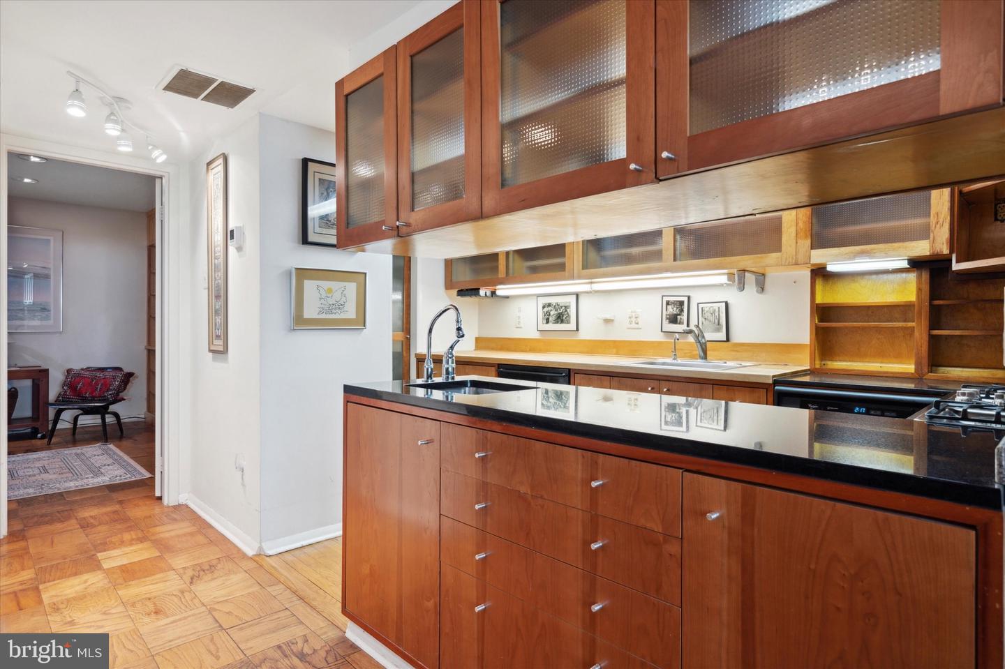532 Manning Walk #3