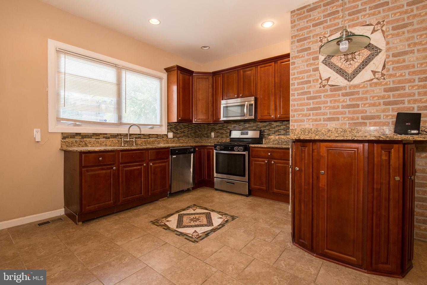 724 E Locust Ave