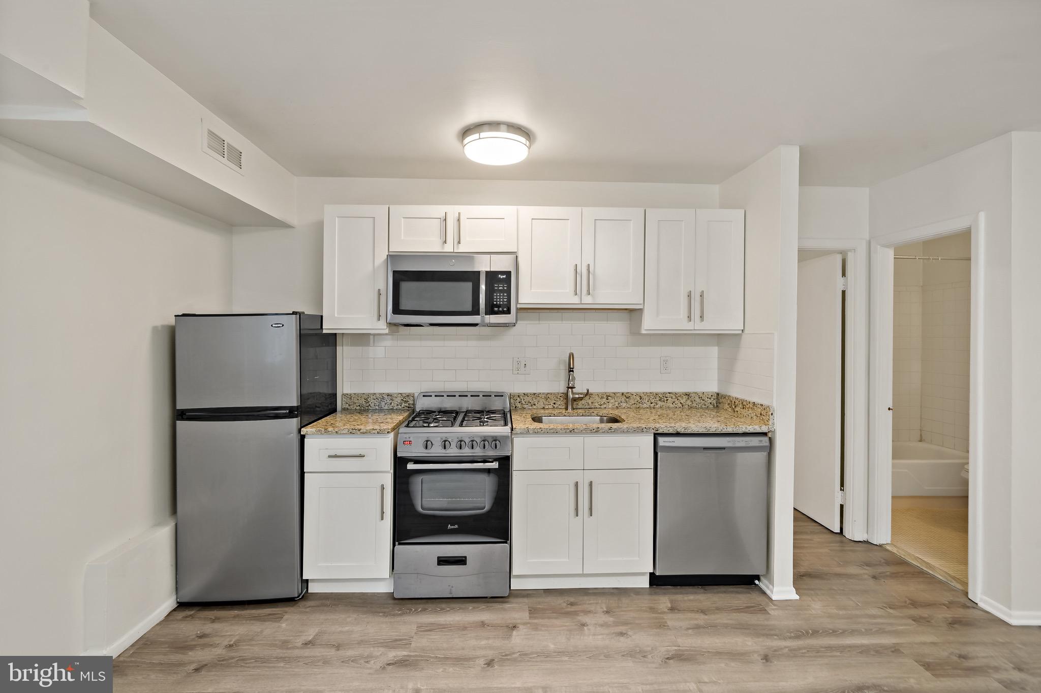 1214-16 Waverly Walk #202