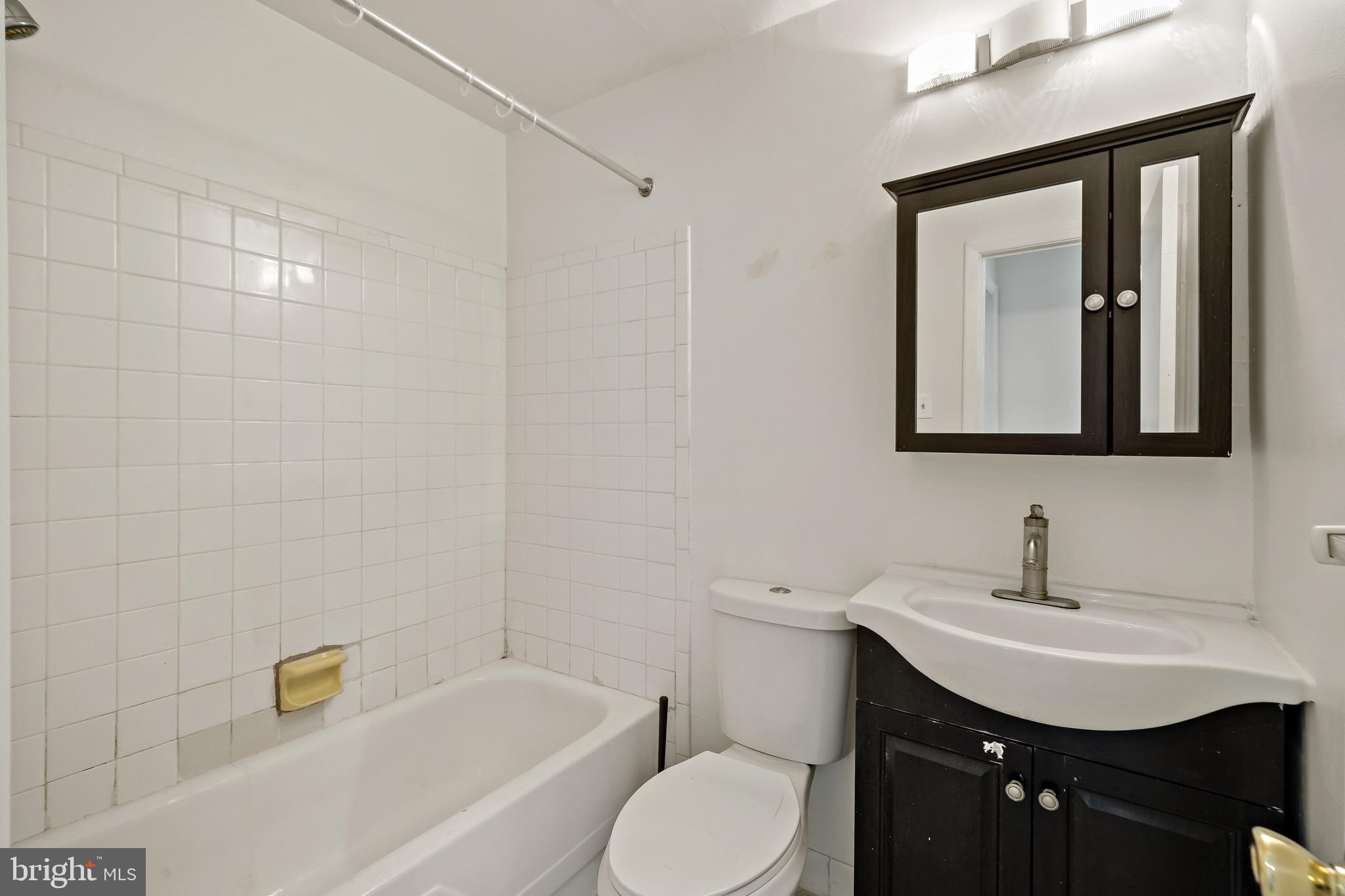 1214-16 Waverly Walk #202