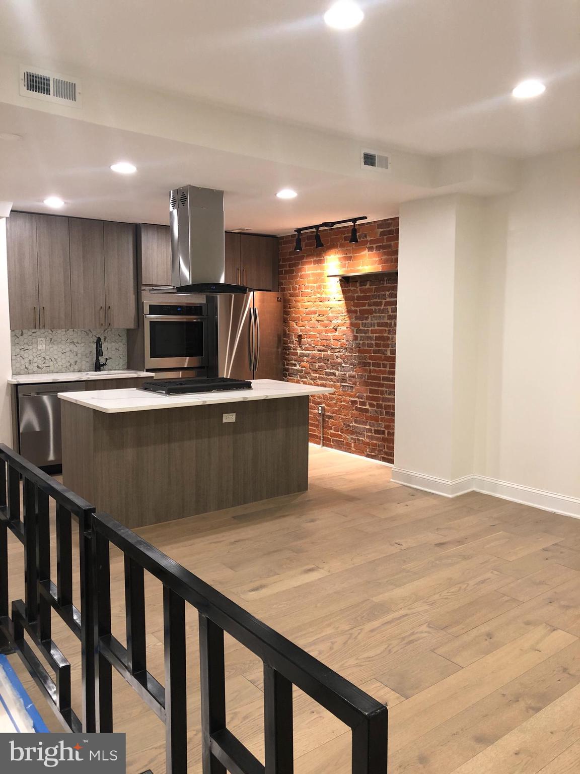 1706 Marshall St N #2