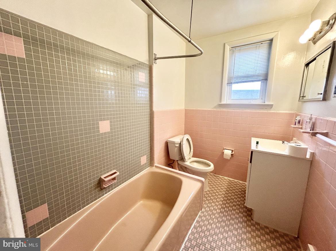 1409-13 N 76th St #5c