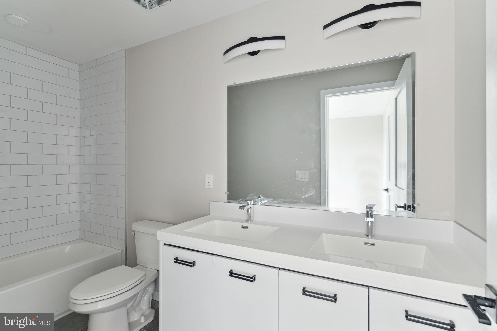 1648-50 Ridge Ave #402