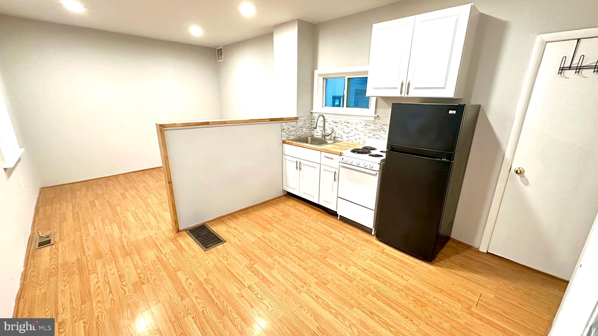 820 SOUTH DARIEN ST #1