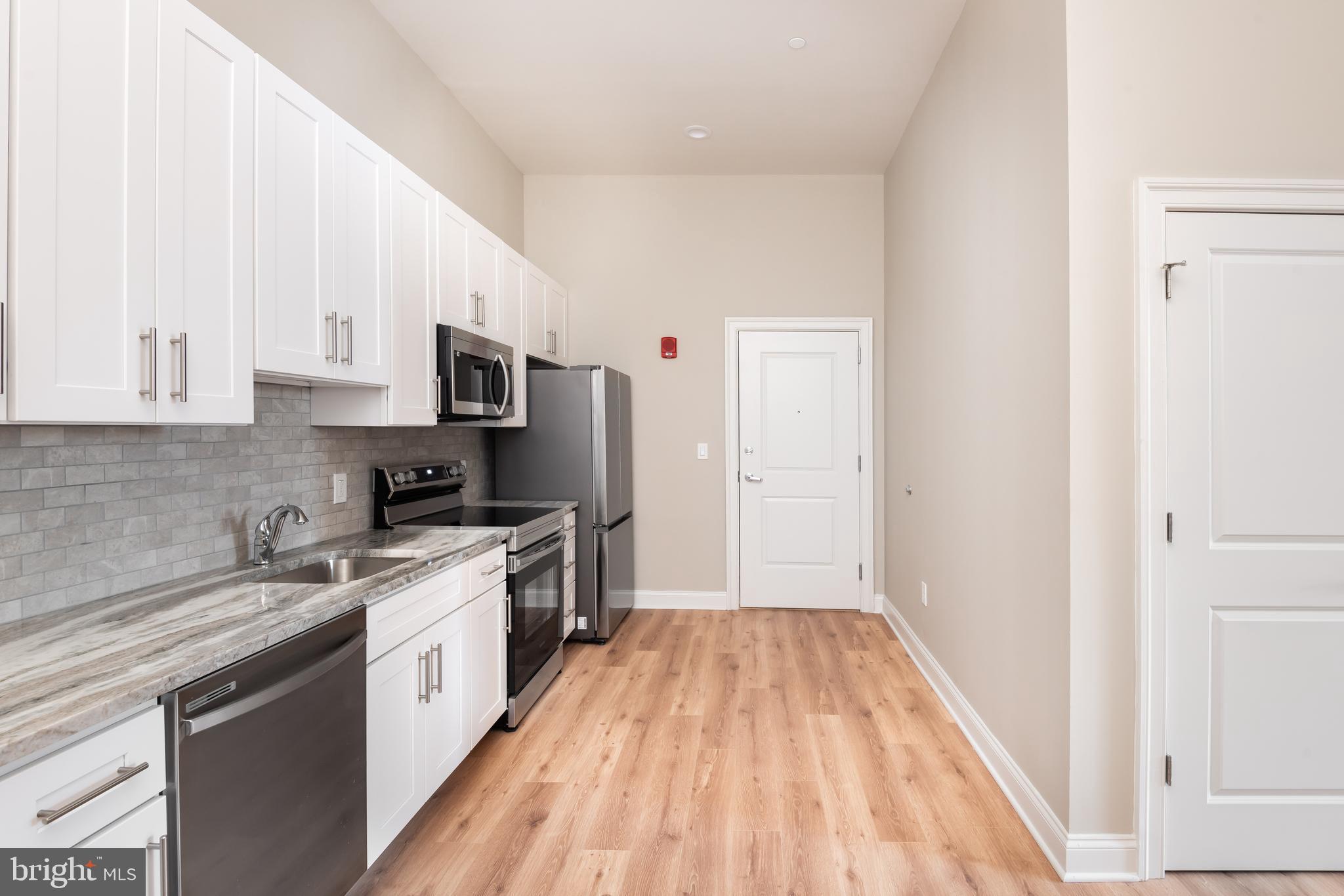 2121-41 MARKET ST #101