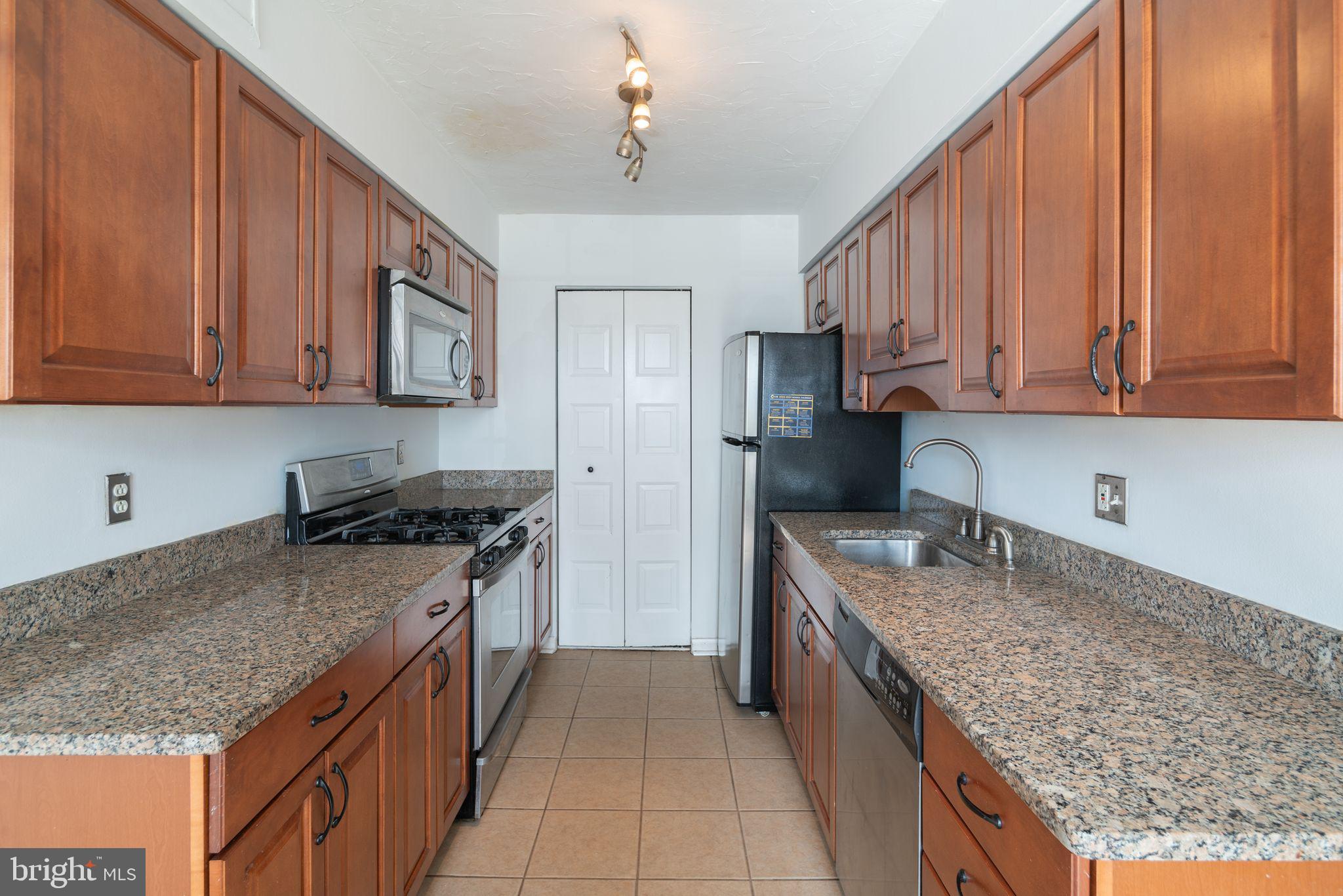 7015 Ridge Ave #12