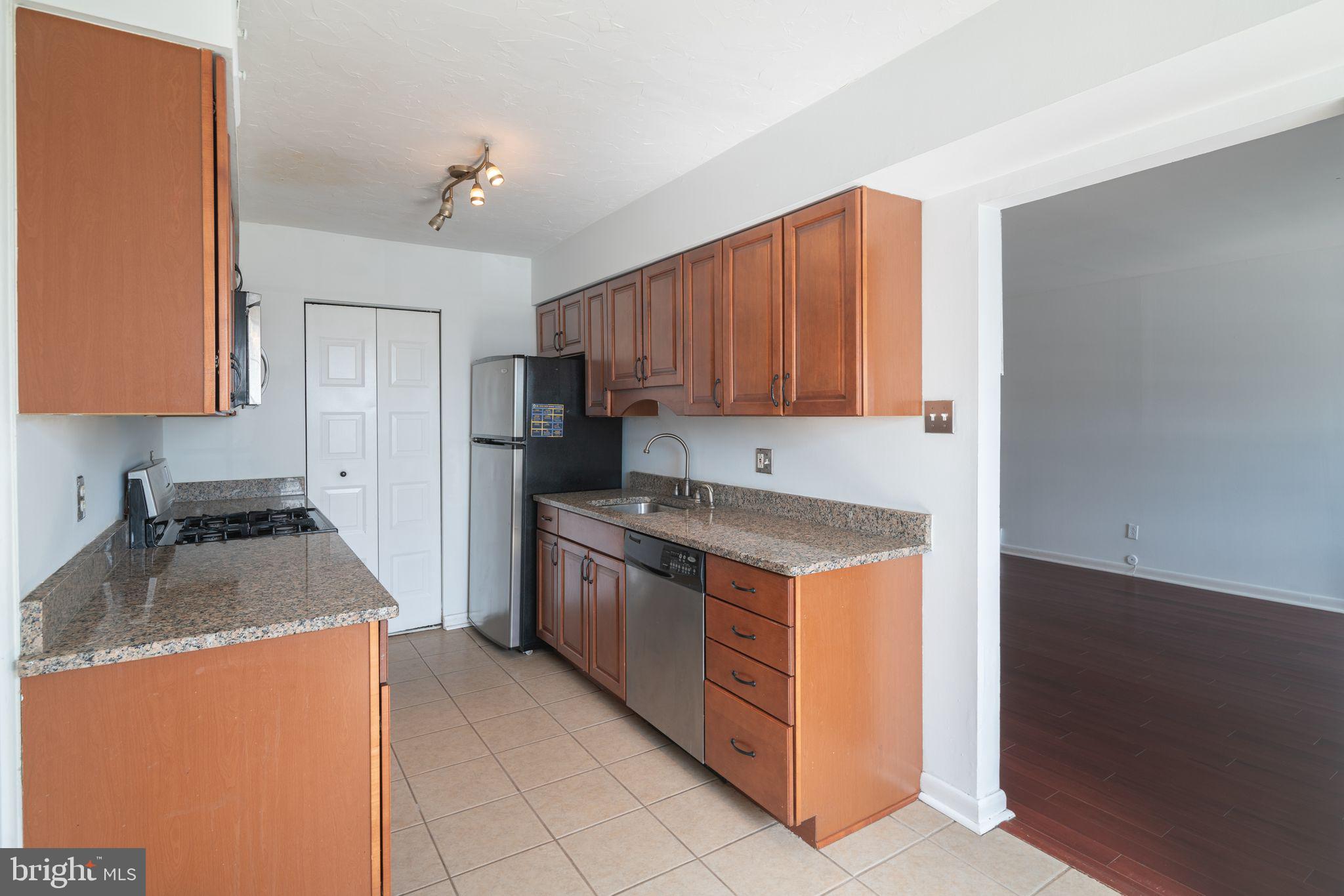 7015 Ridge Ave #12