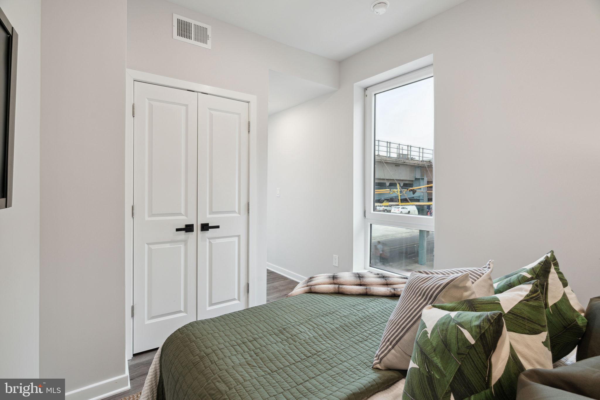 101 W OXFORD ST #207