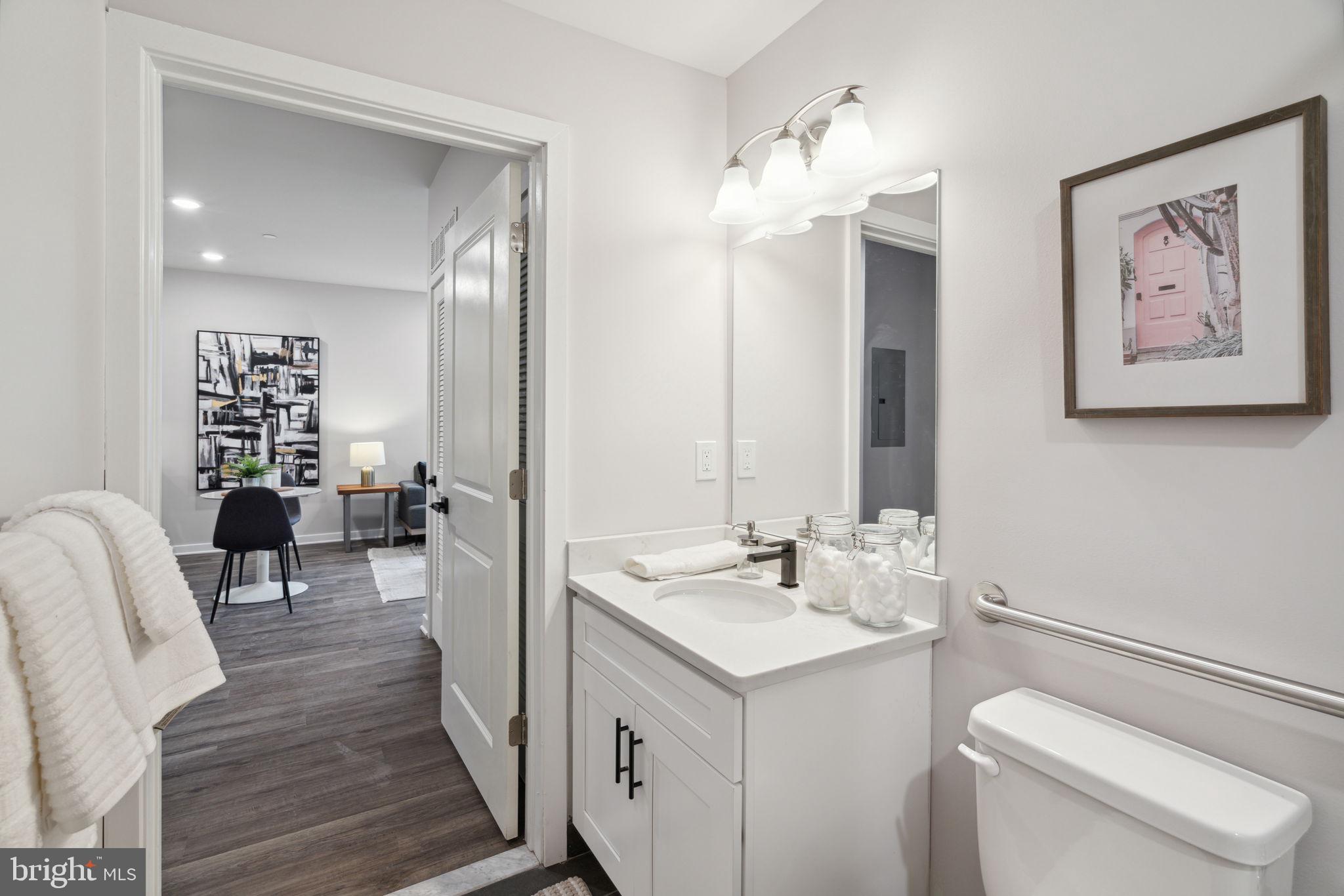 101 W OXFORD ST #207