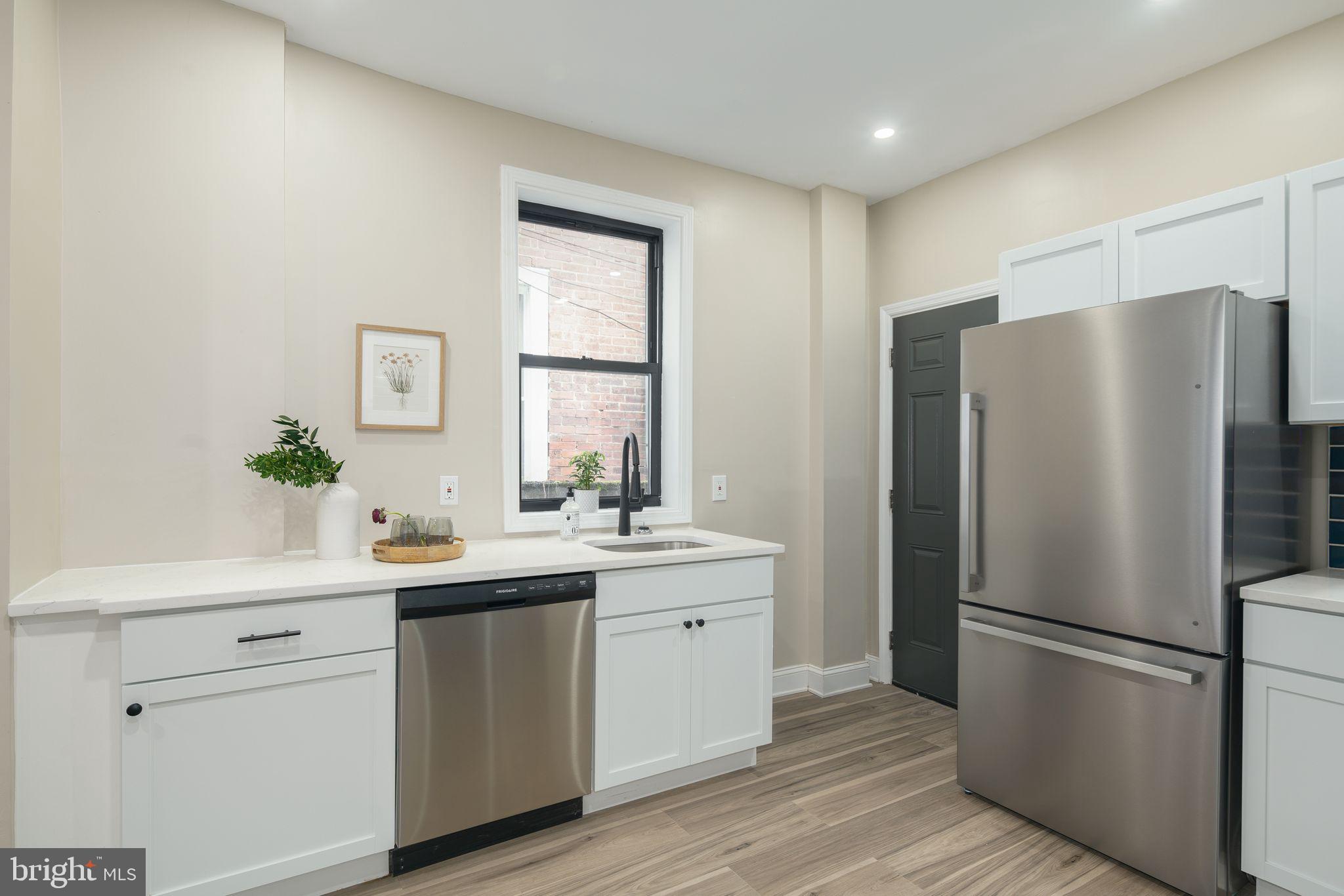 1527 N Hollywood St
