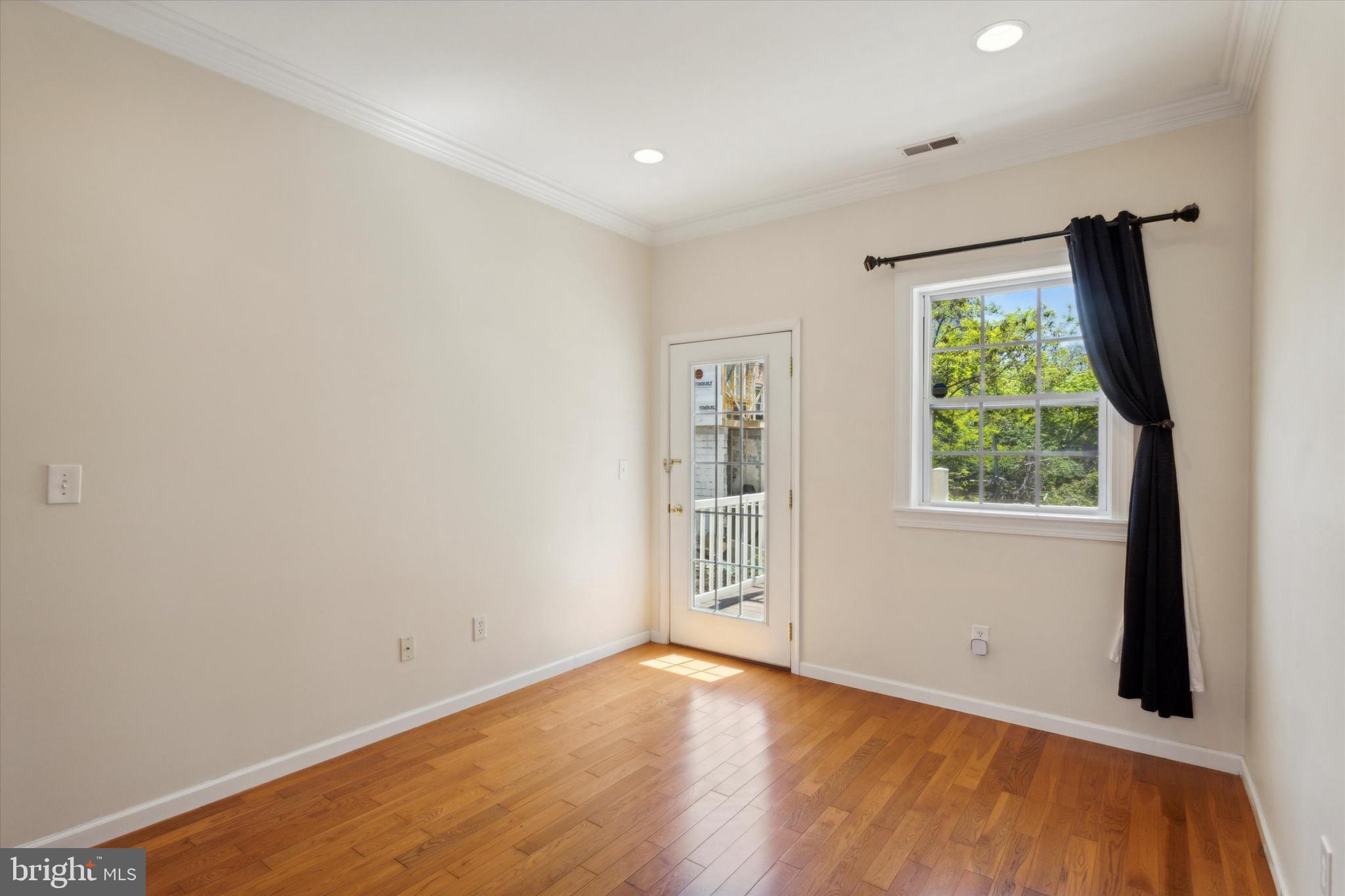 136 W Thompson St