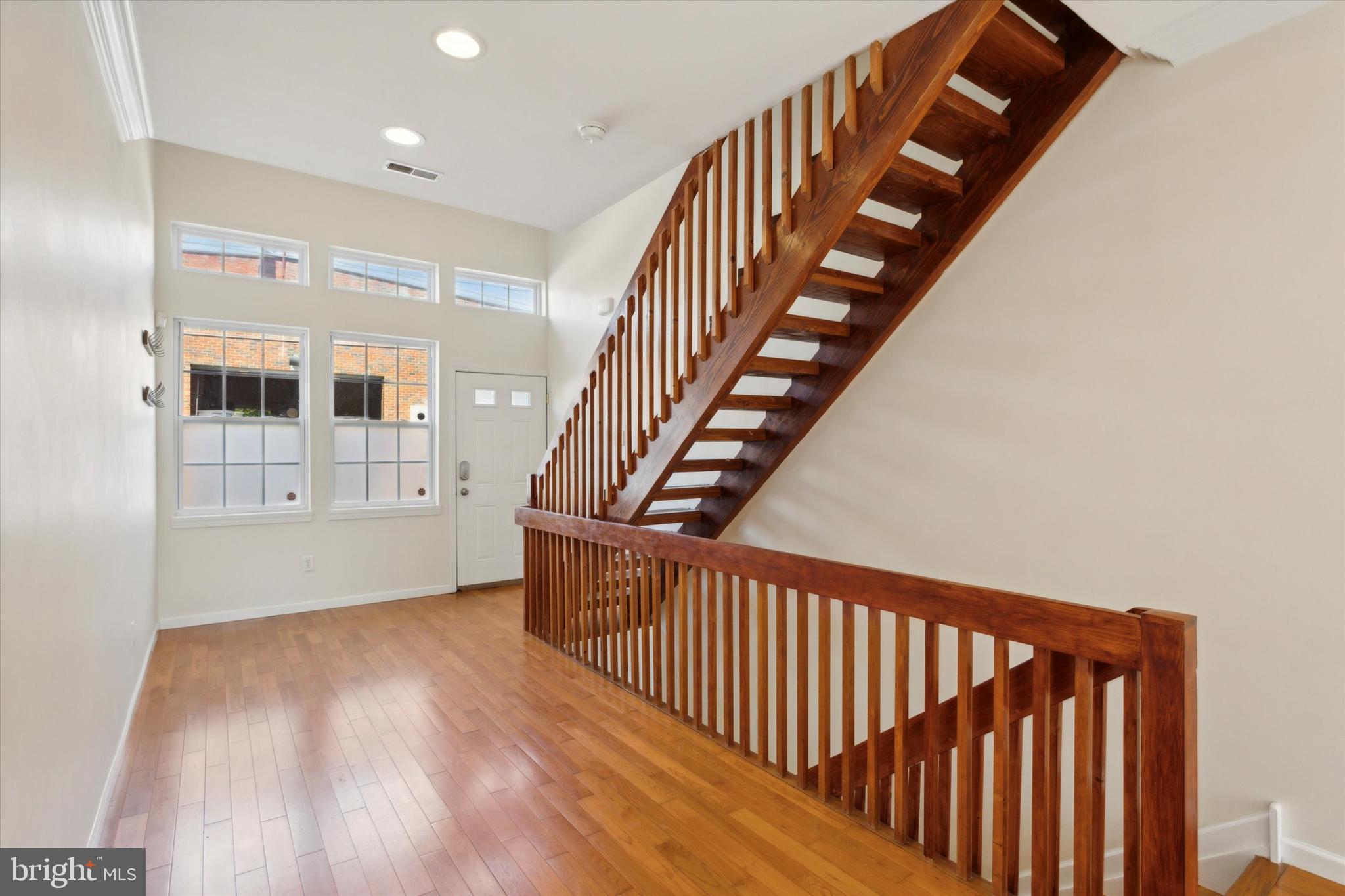 136 W Thompson St