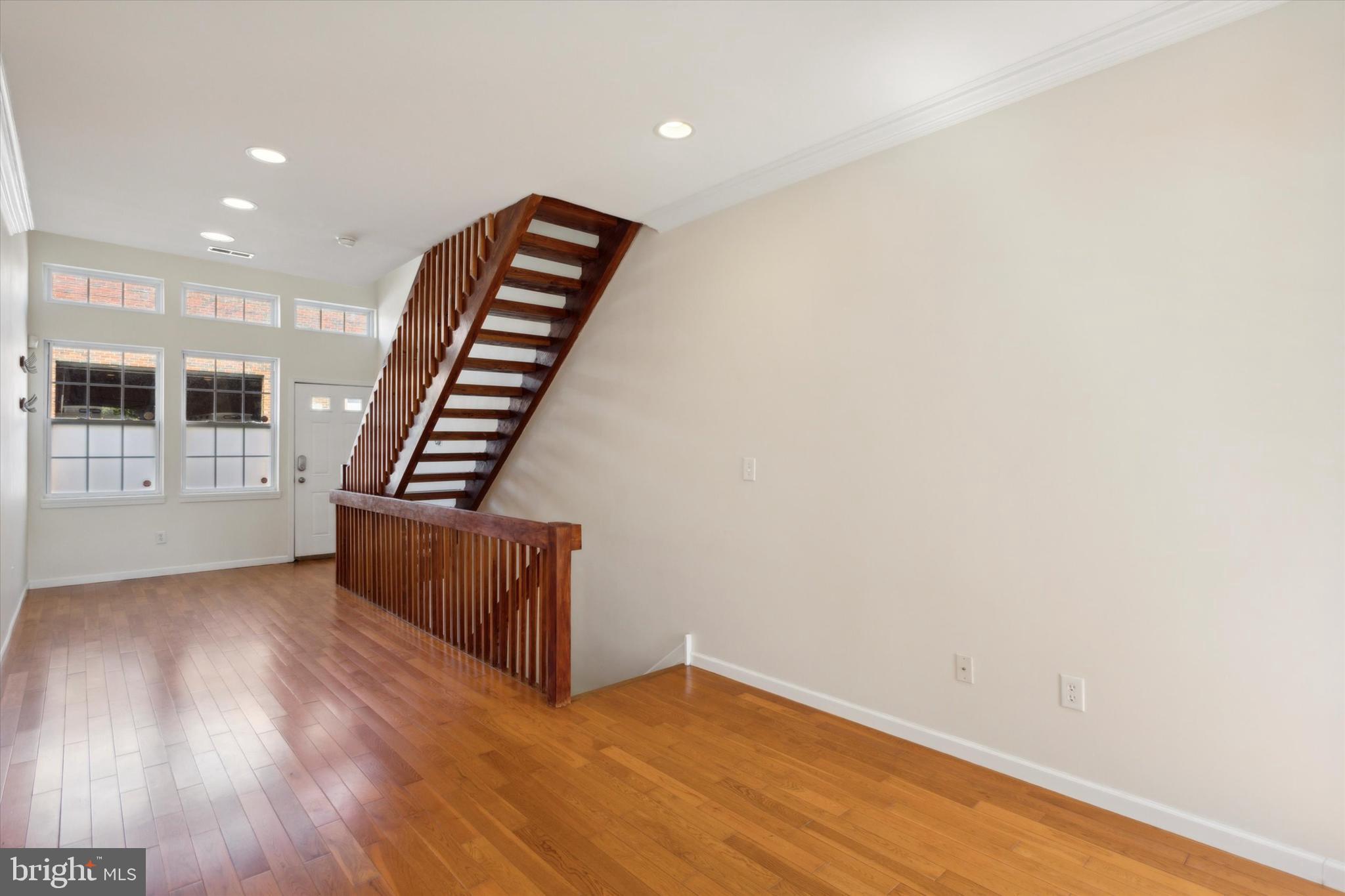 136 W Thompson St