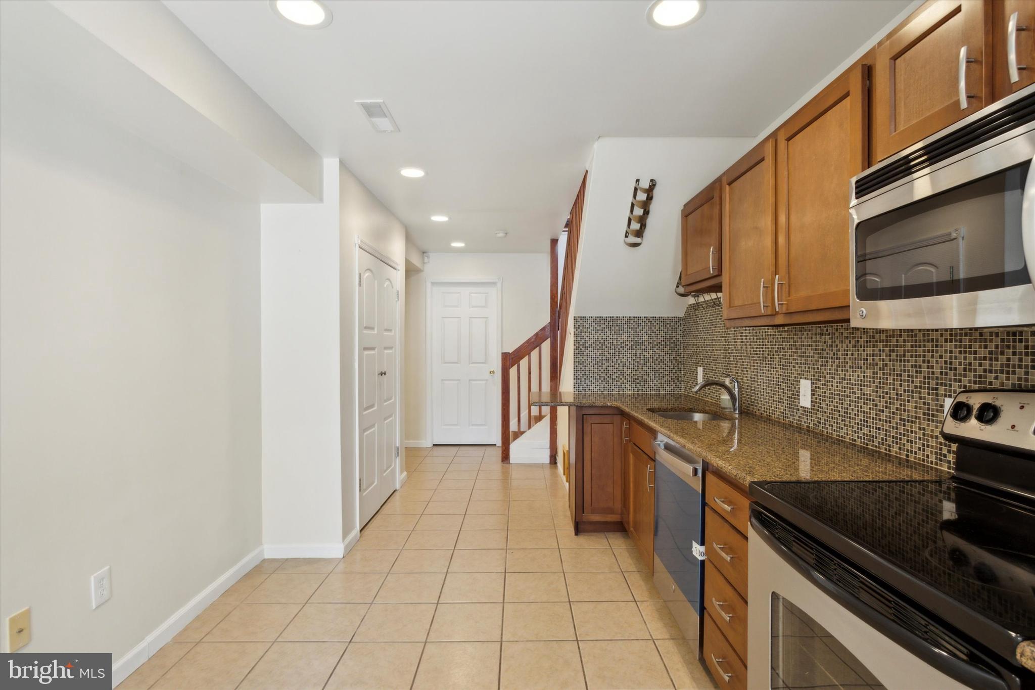 136 W Thompson St