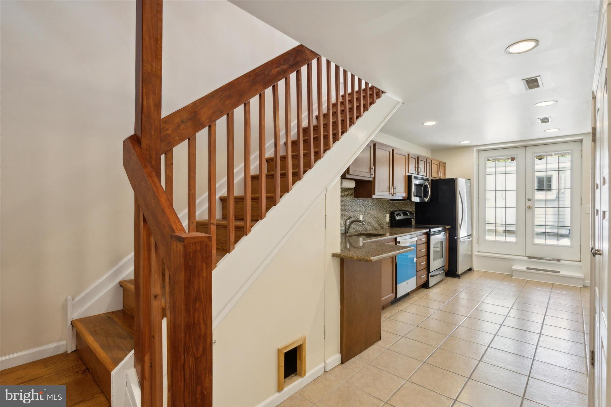 136 W Thompson St