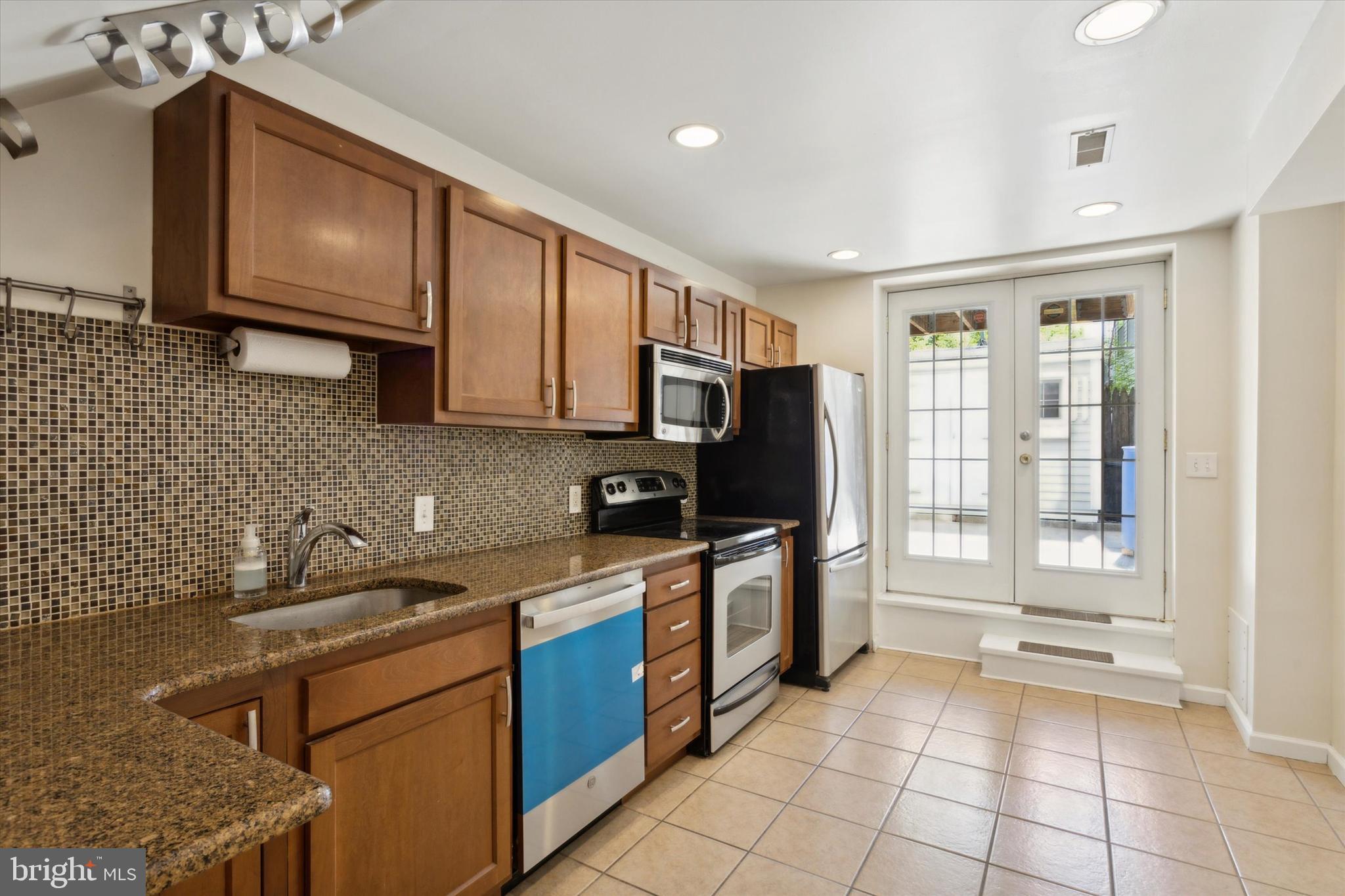 136 W Thompson St