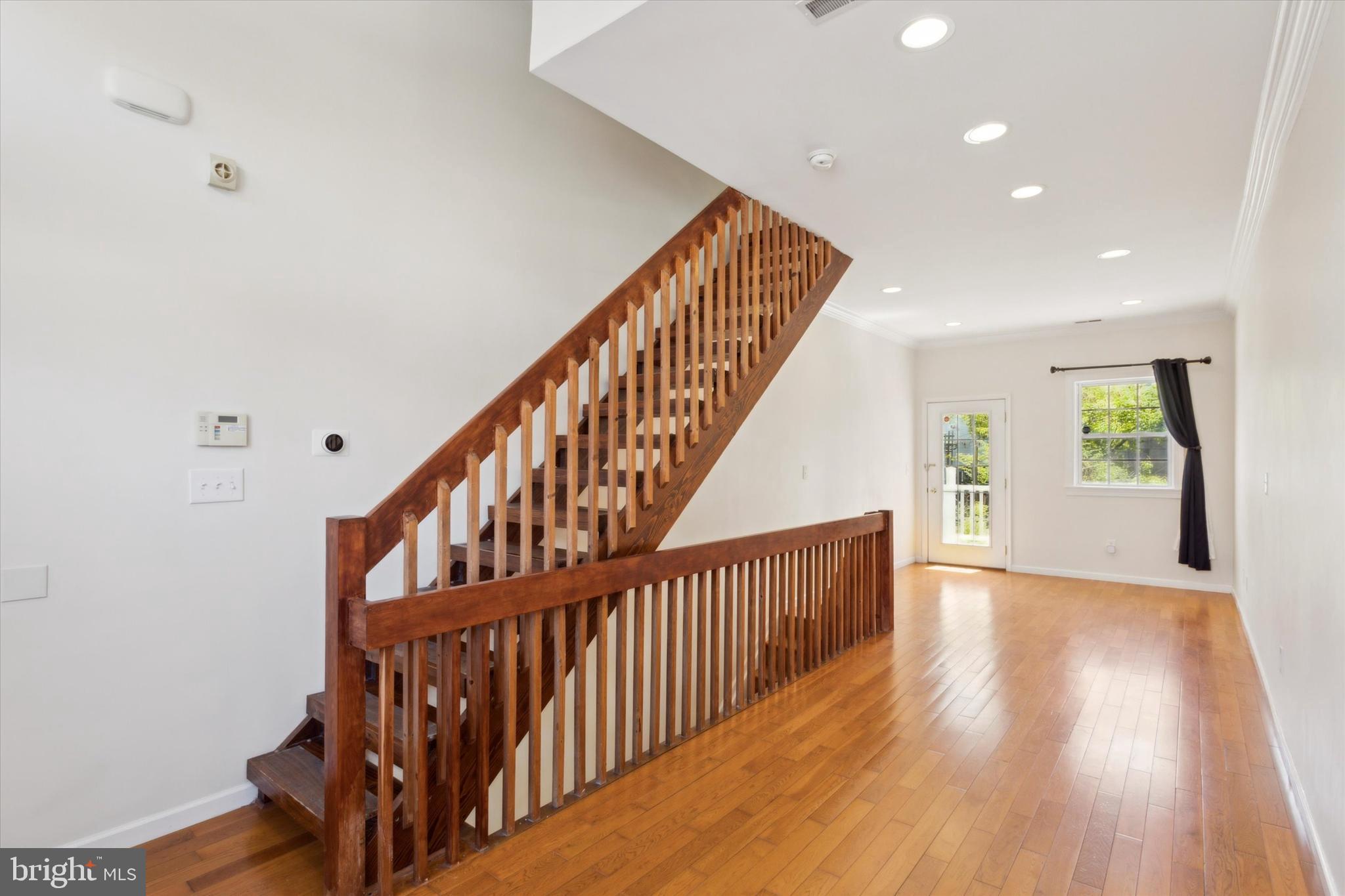 136 W Thompson St