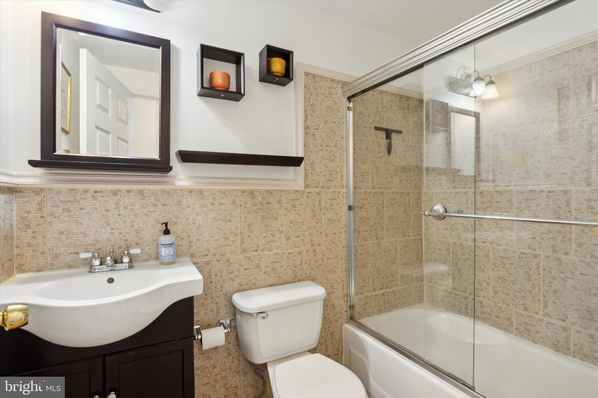 136 W Thompson St