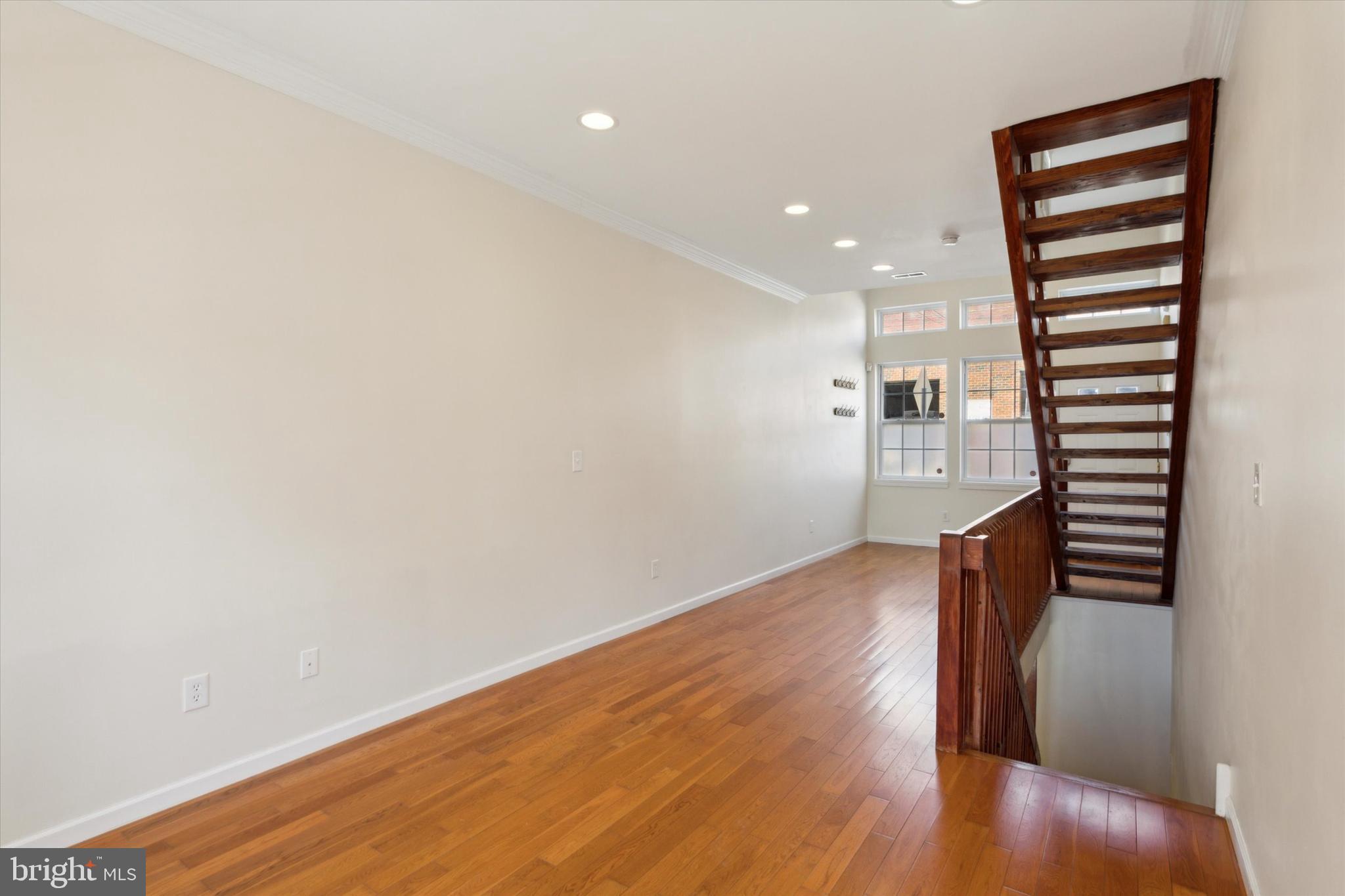136 W Thompson St