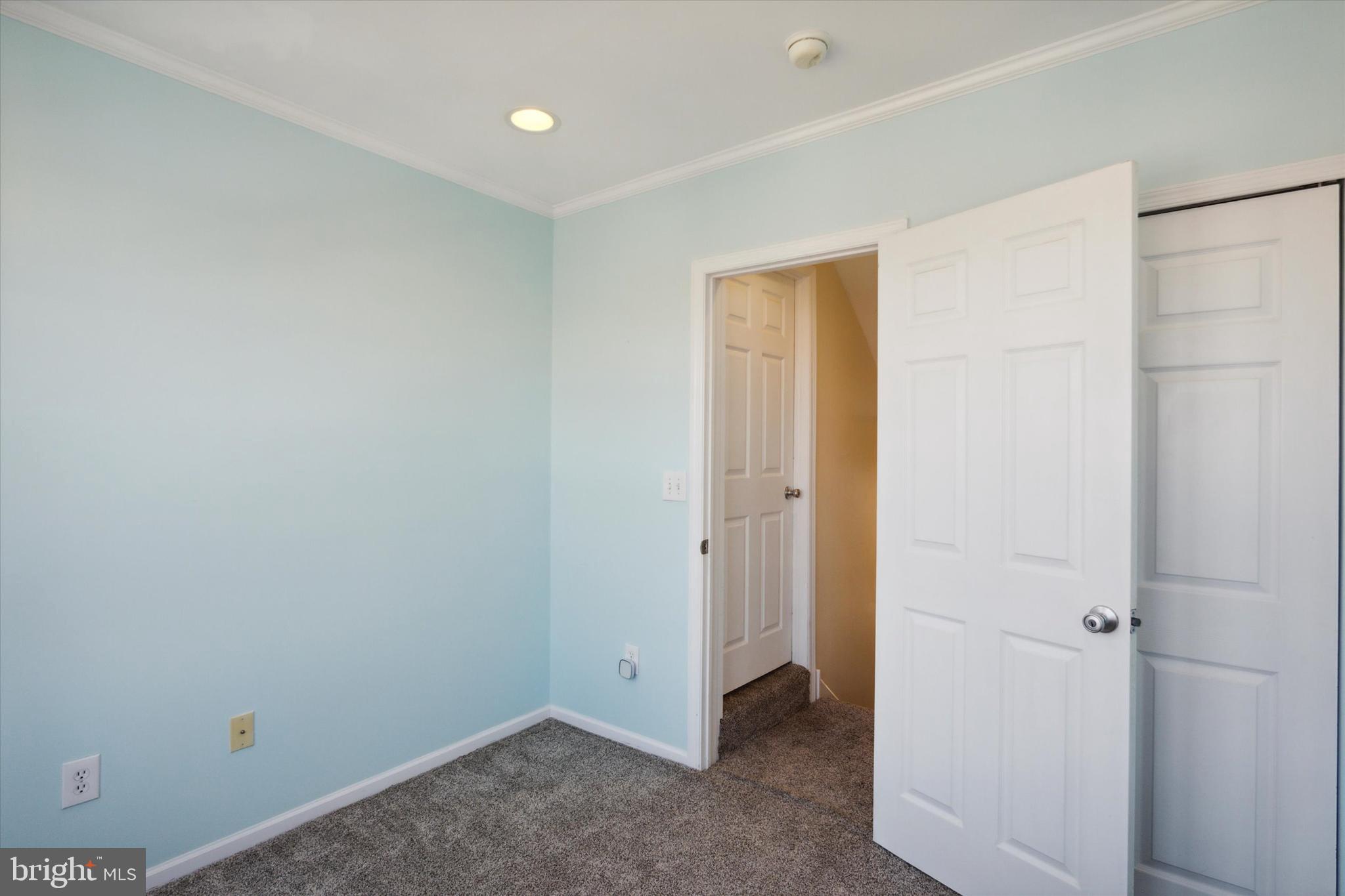 136 W Thompson St
