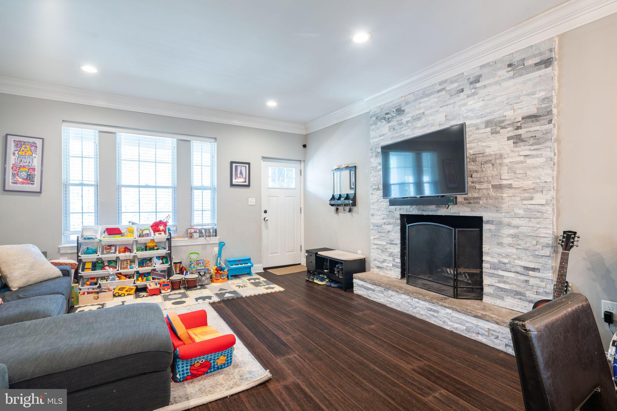 148 LAURISTON ST