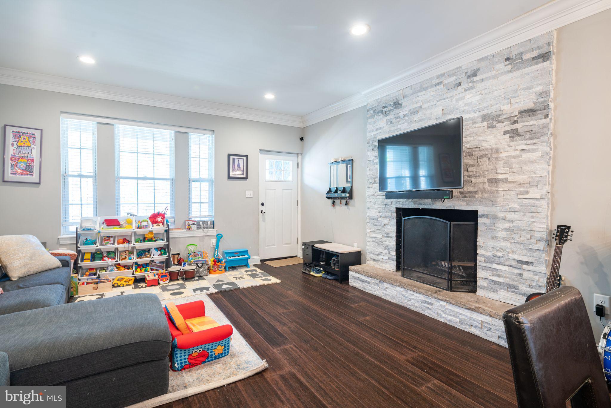 148 LAURISTON ST