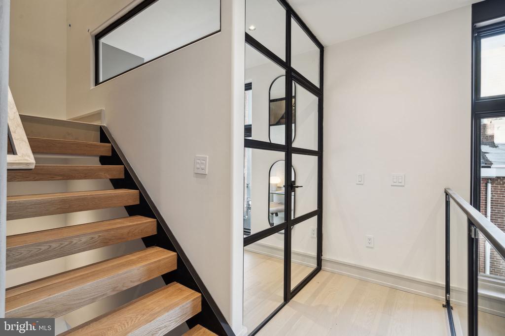 112 S Bonsall St