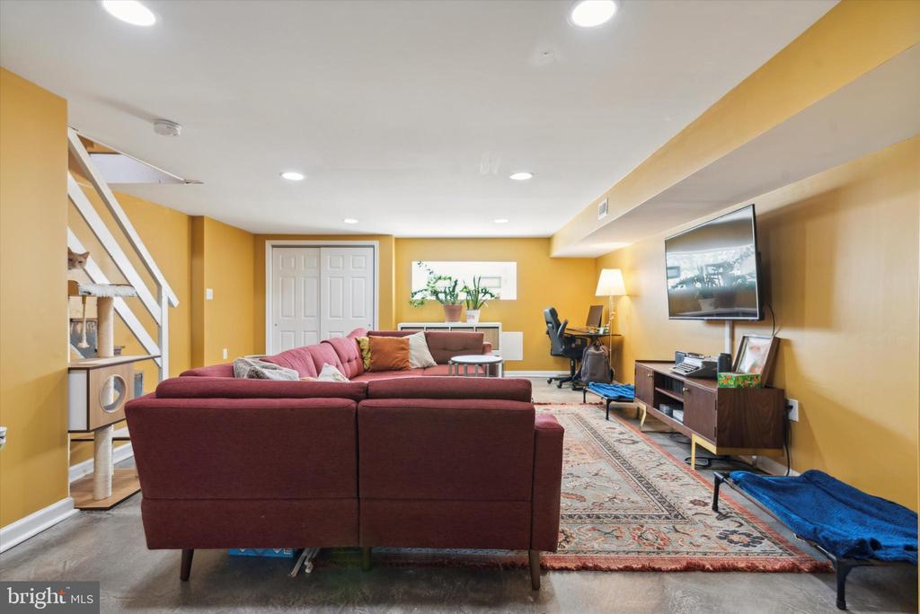 7507 Woolston Ave
