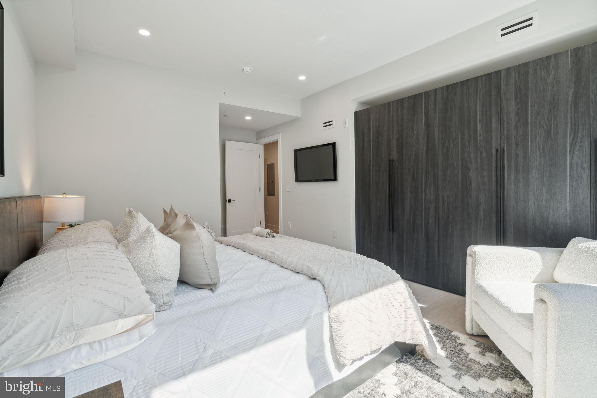 160-64 N 2nd St #201