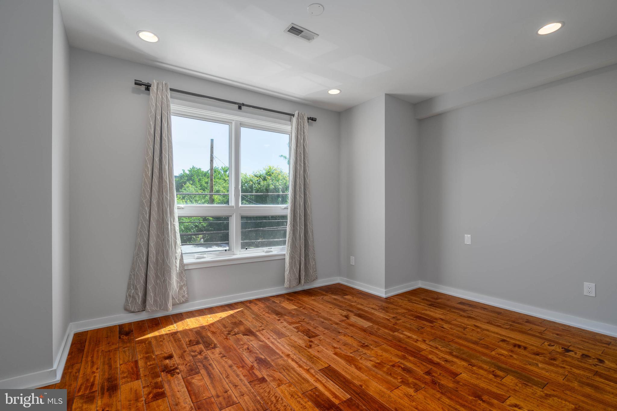 14 W Palmer St