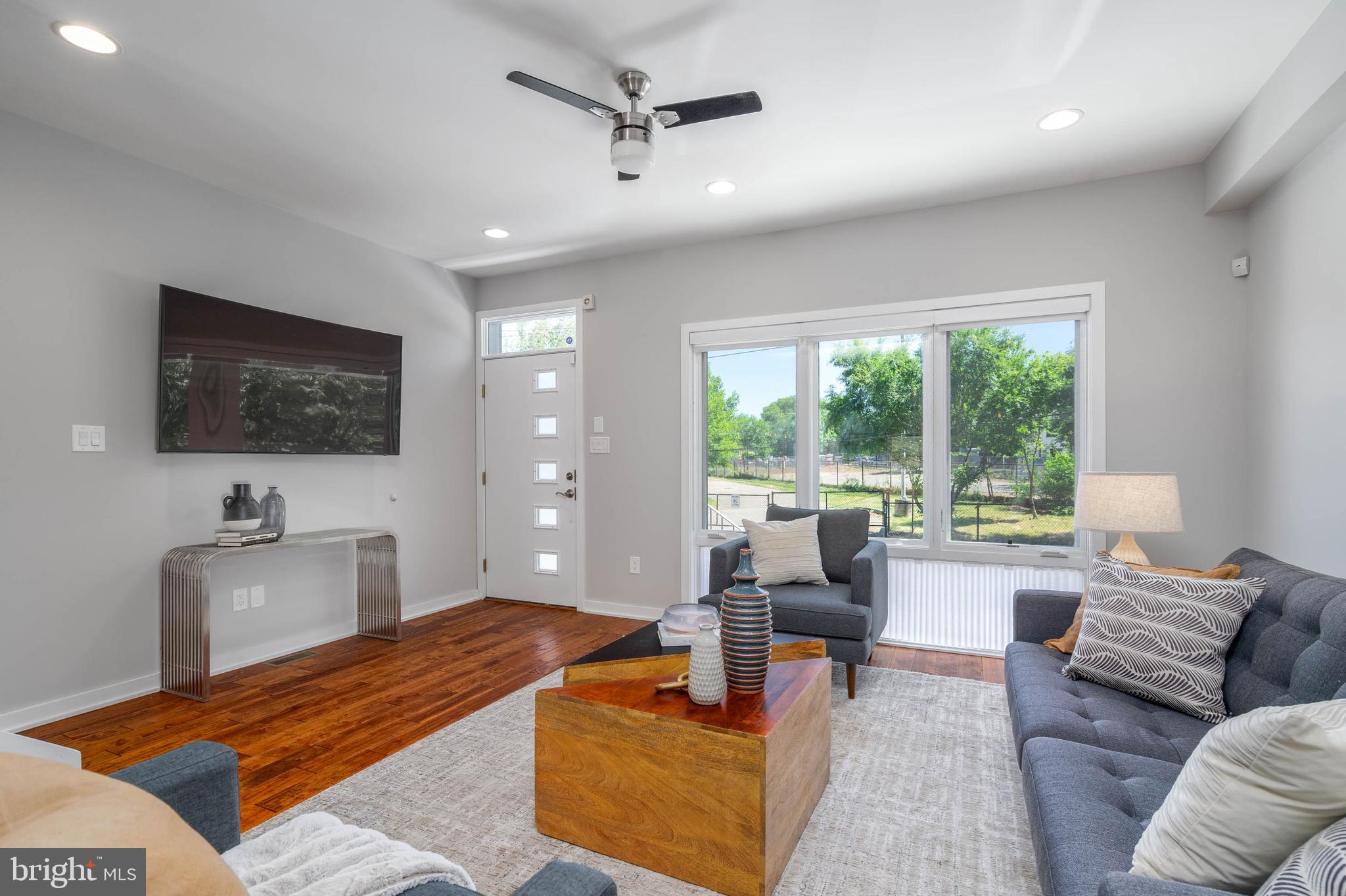 14 W Palmer St