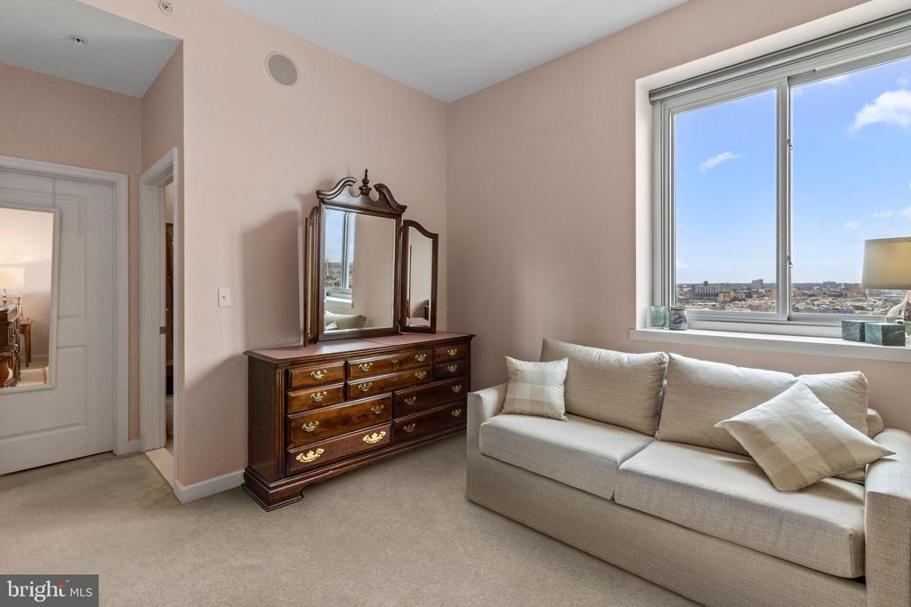 901 N Penn St #F1606
