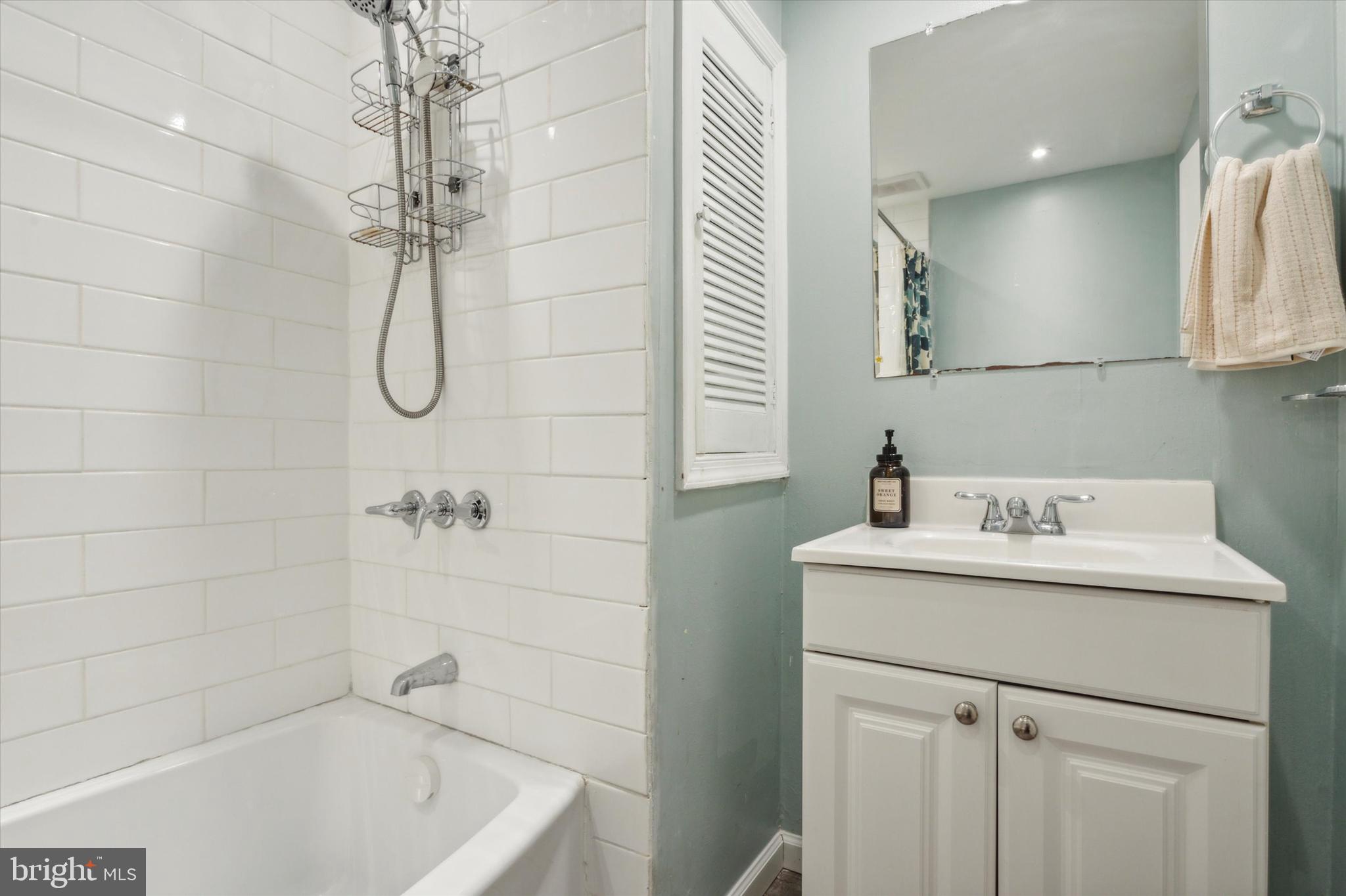 1124 1/2 LOMBARD ST