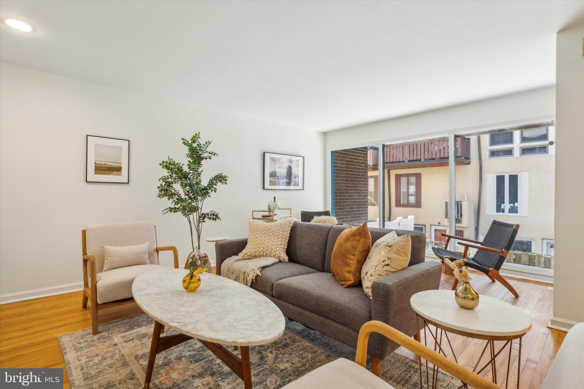 1124 1/2 LOMBARD ST
