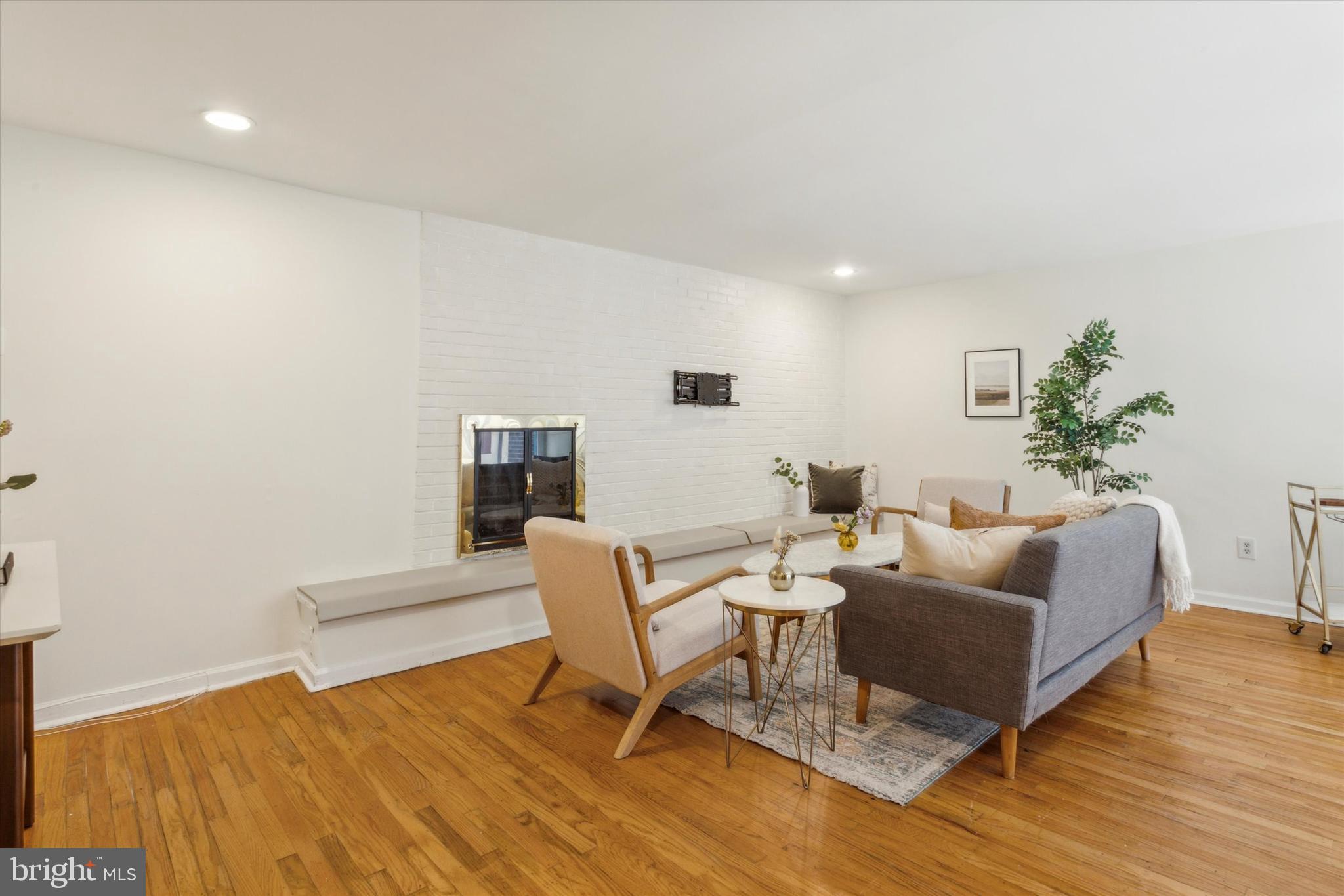 1124 1/2 LOMBARD ST