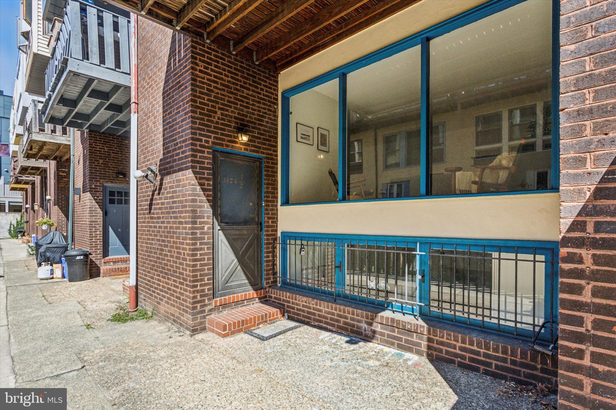 1124 1/2 LOMBARD ST