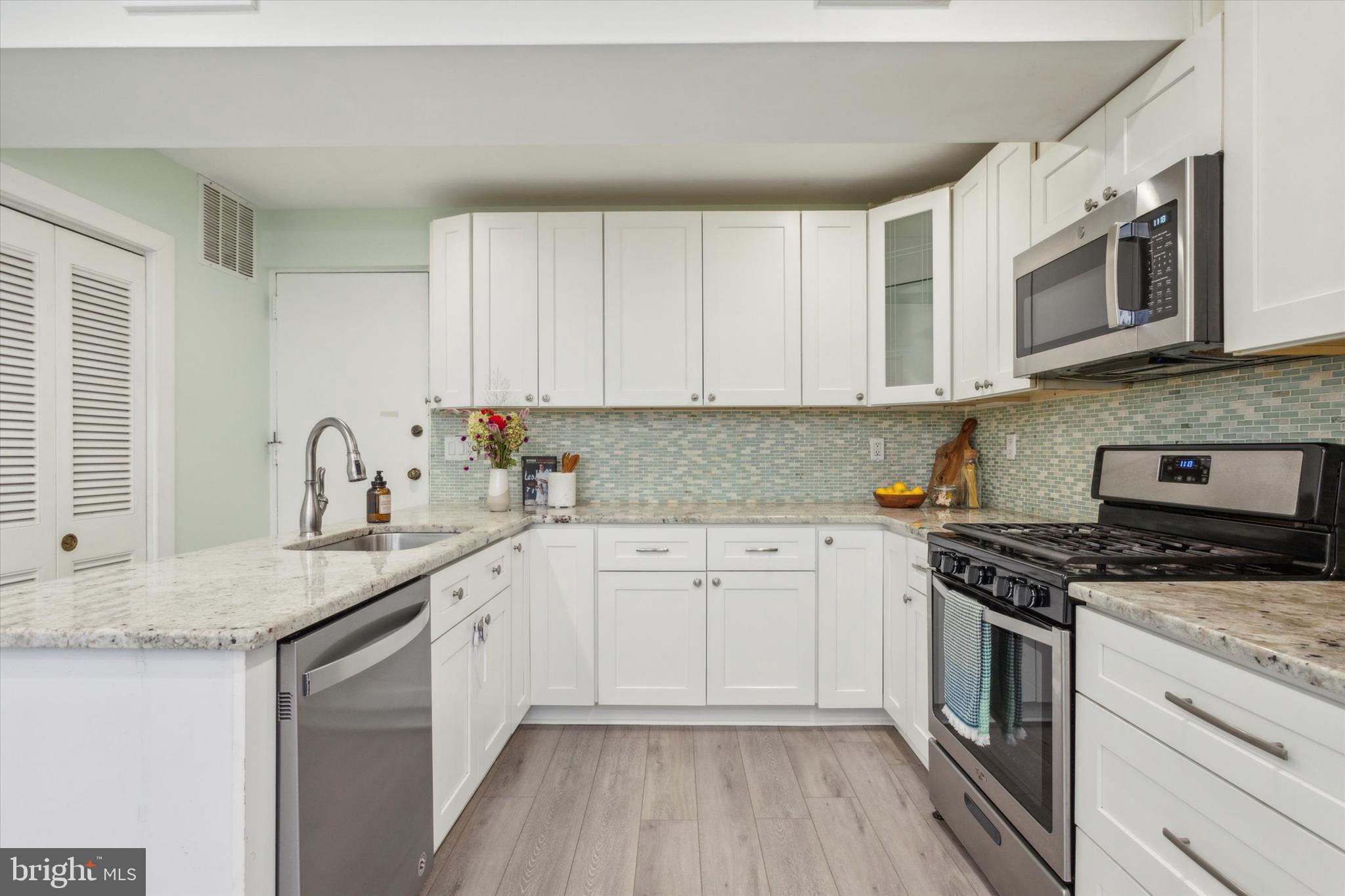 1124 1/2 LOMBARD ST