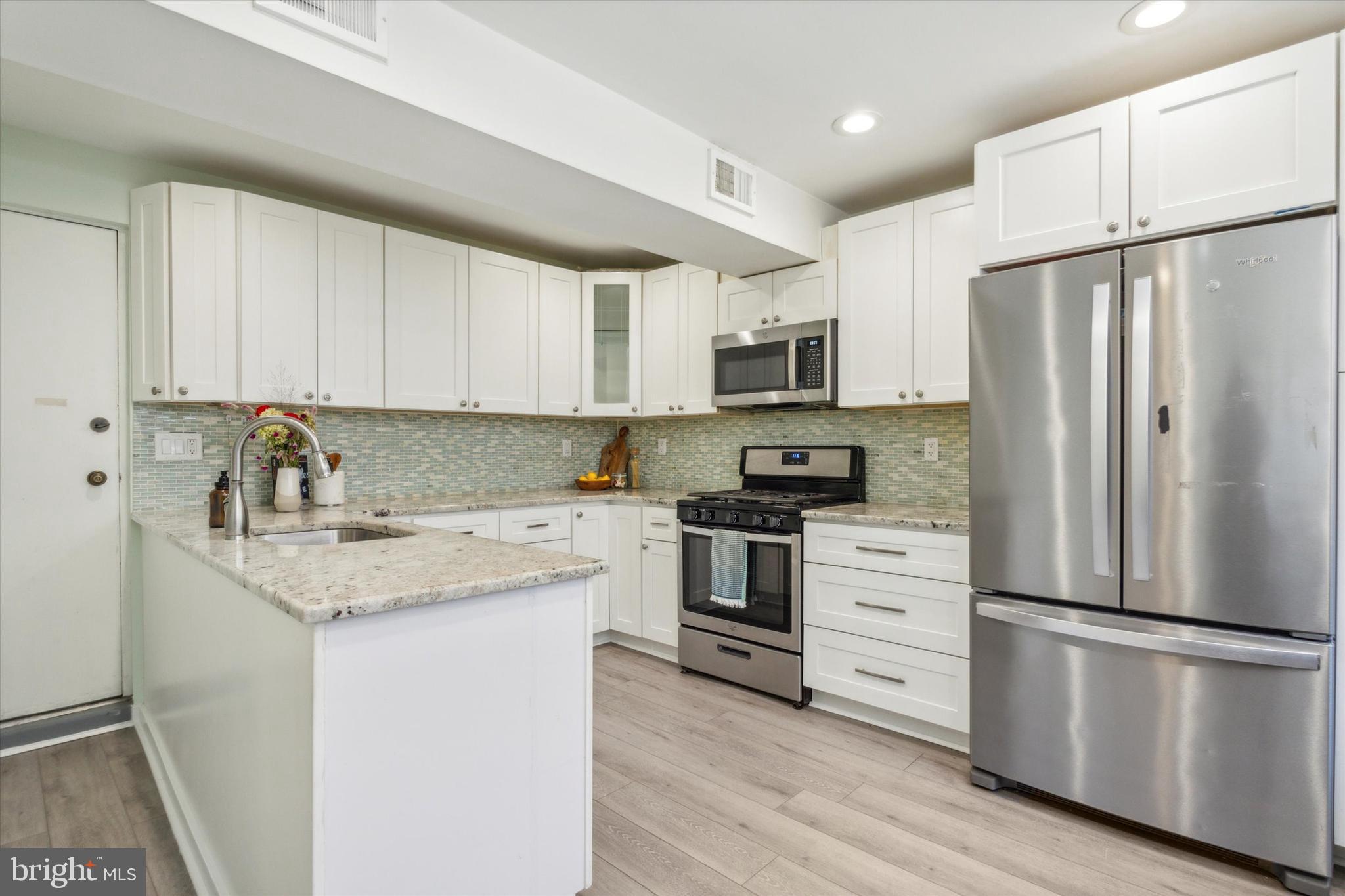 1124 1/2 LOMBARD ST