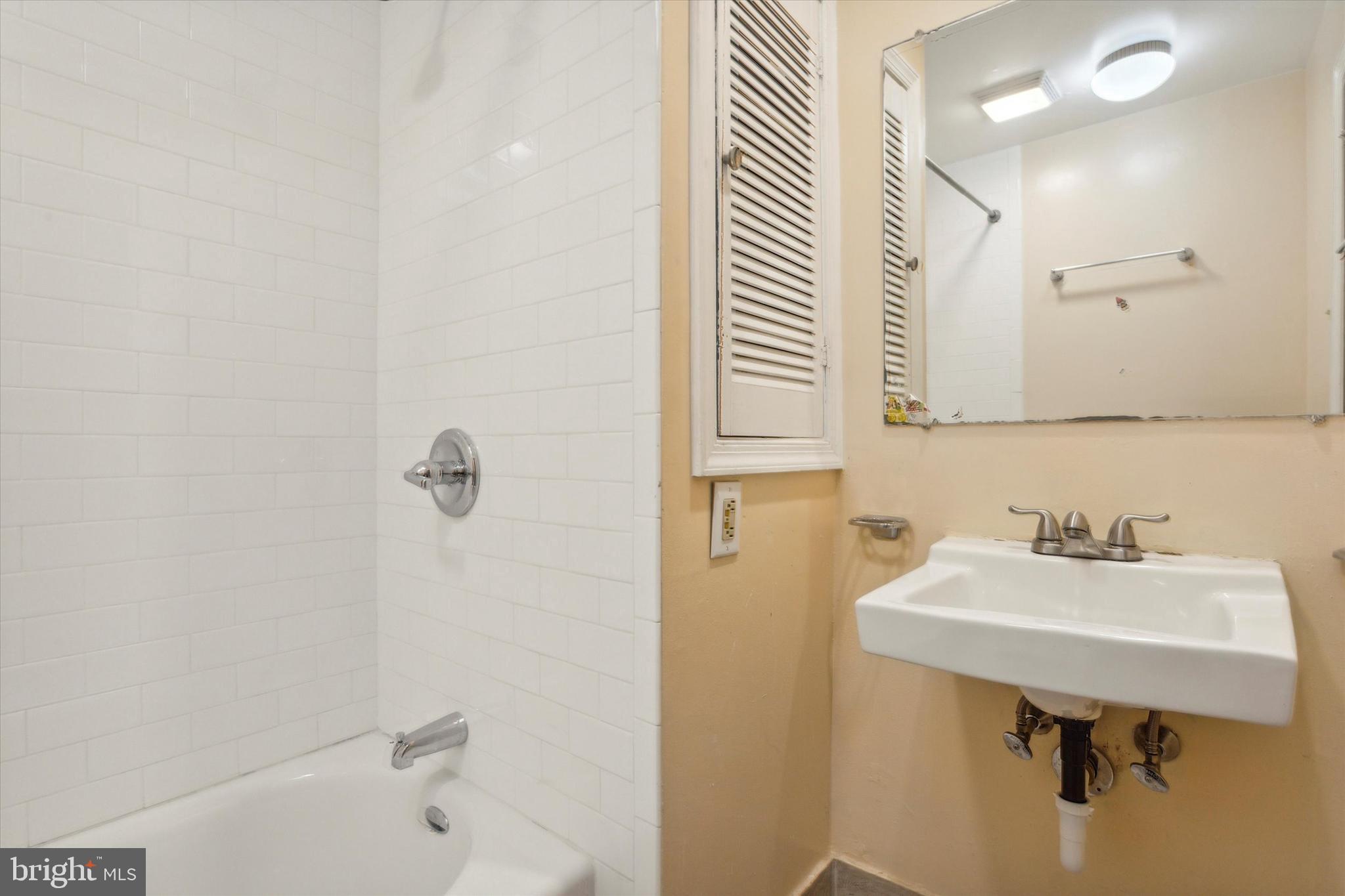 1124 1/2 LOMBARD ST