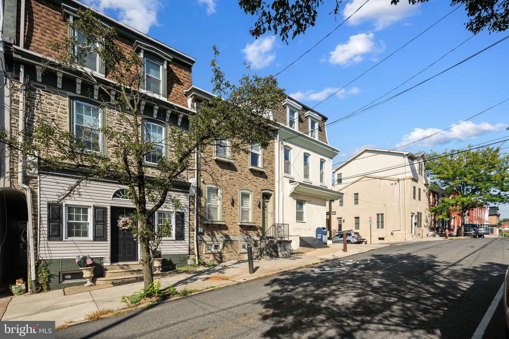 4132 MANAYUNK AVE