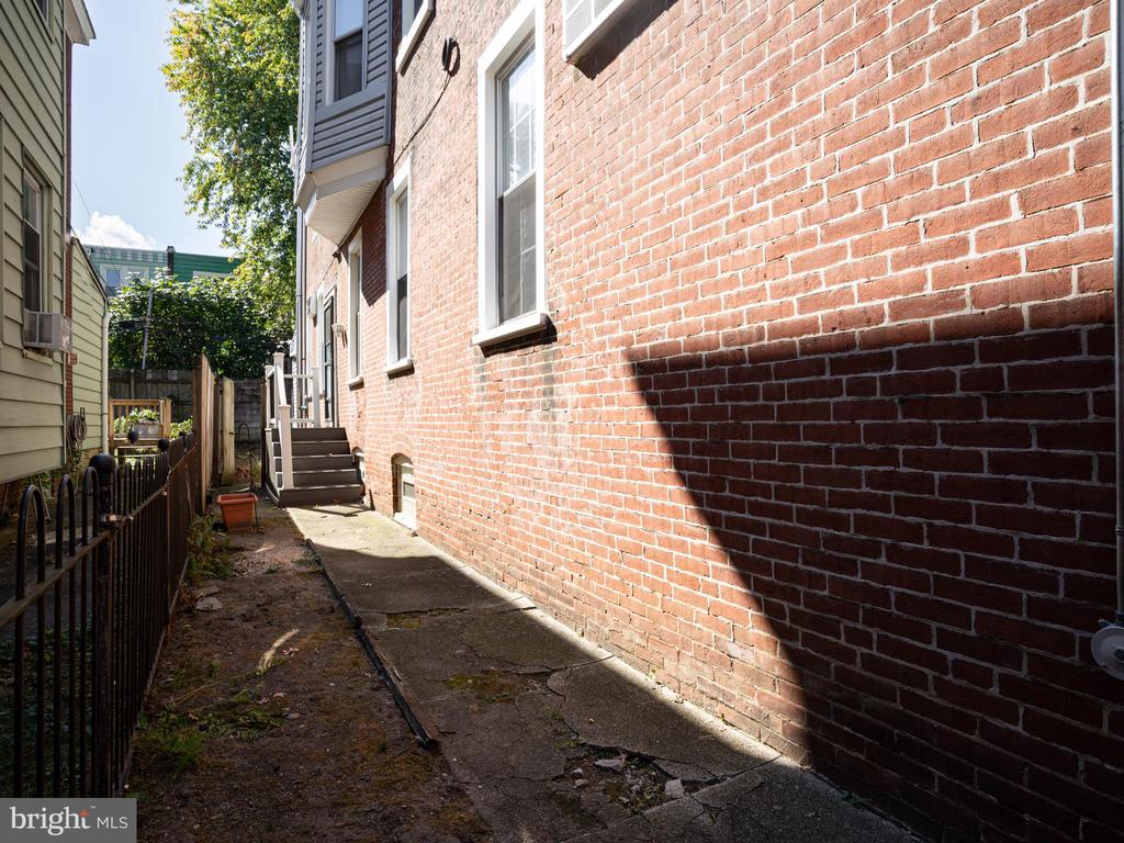 1628 Wakeling St