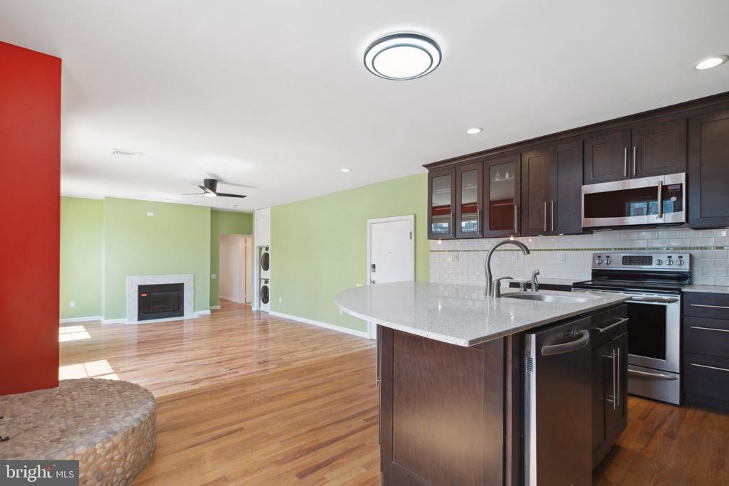 102-22 CHURCH ST #406