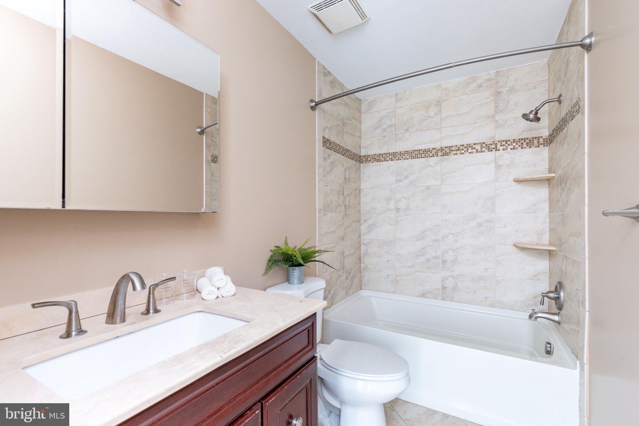 214-30 N 22nd St ##Dr3l