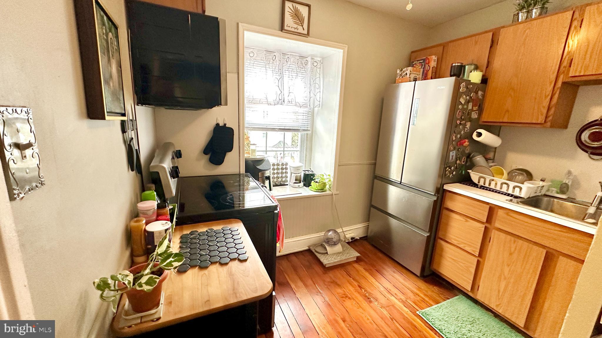 525 LEVERINGTON AVE #3