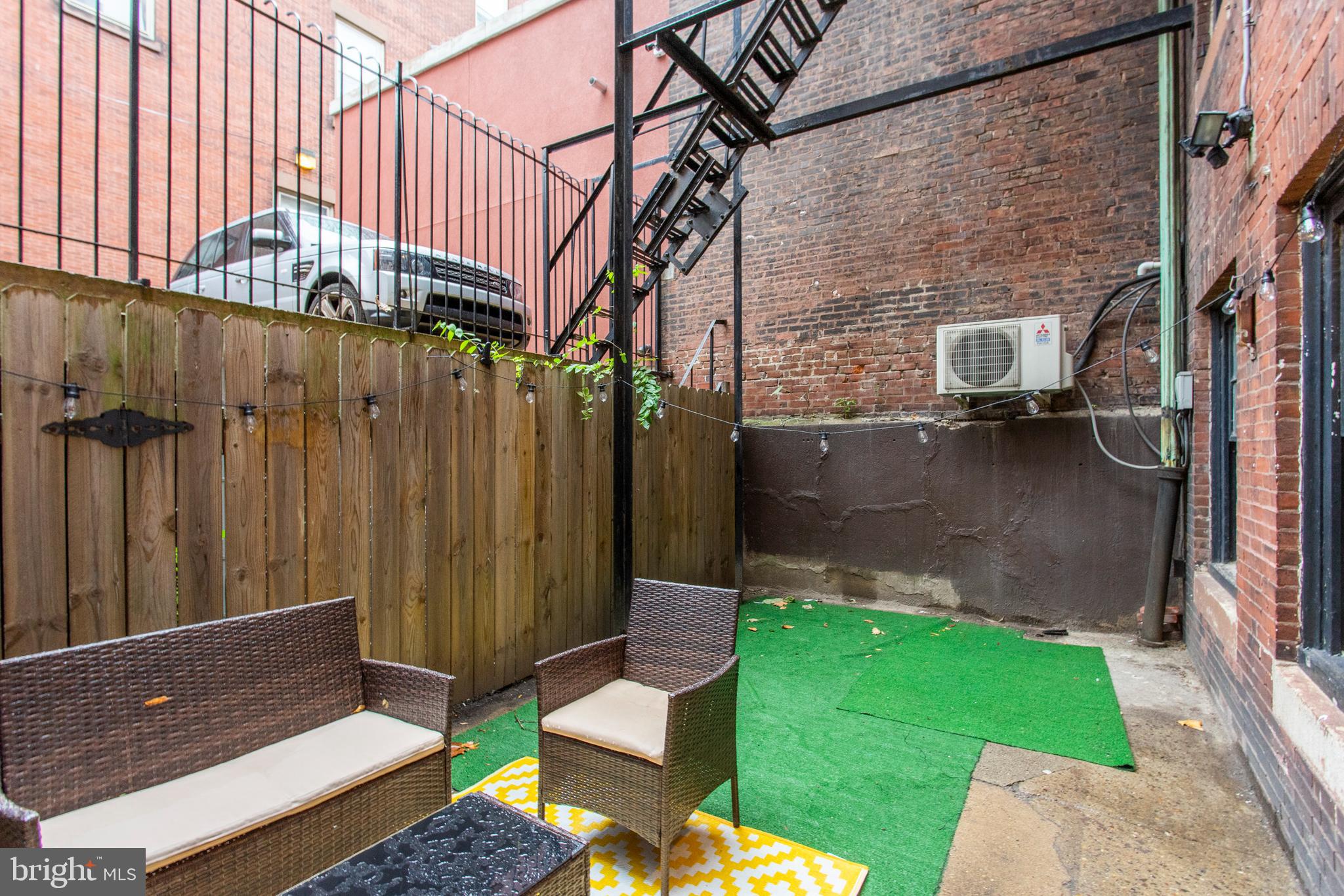 2134 LOCUST ST #1R