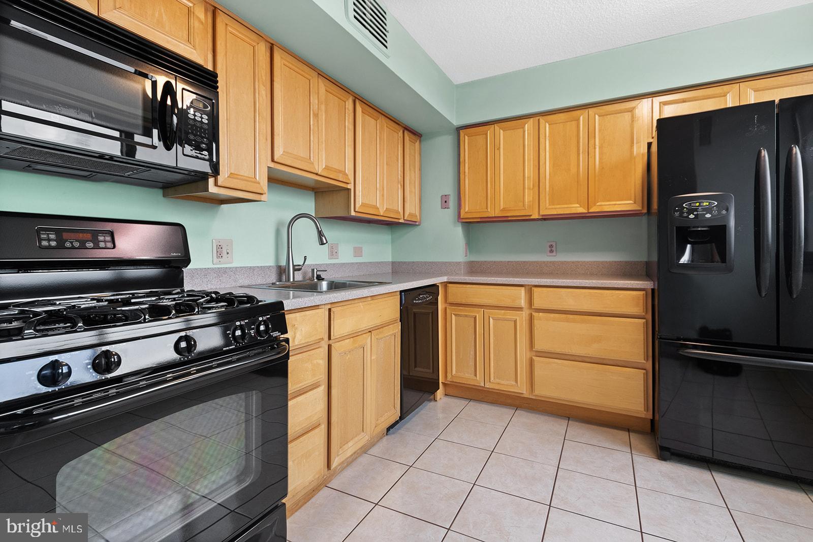 1326 SPRUCE ST #1702