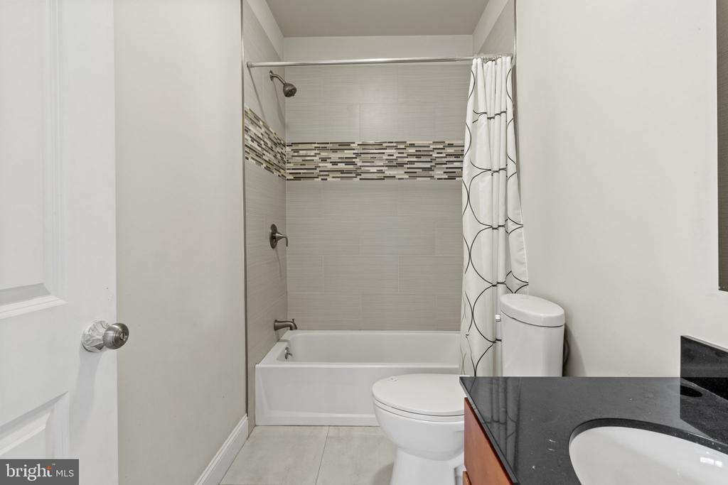 1205-7 MOUNT VERNON ST #3