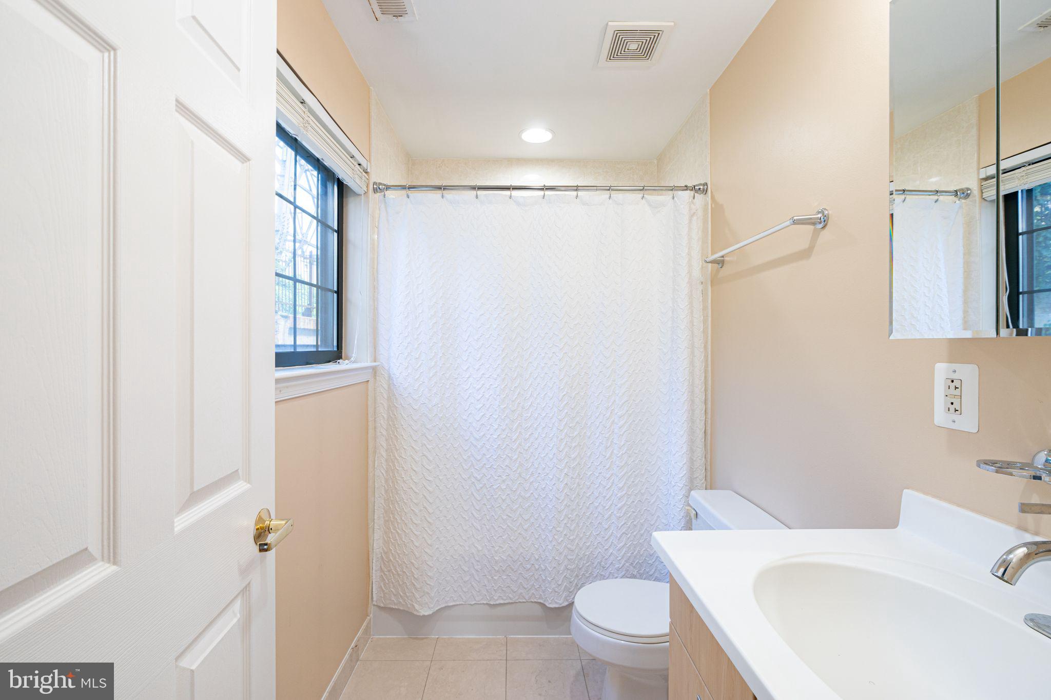 2 LEVERINGTON AVE #39