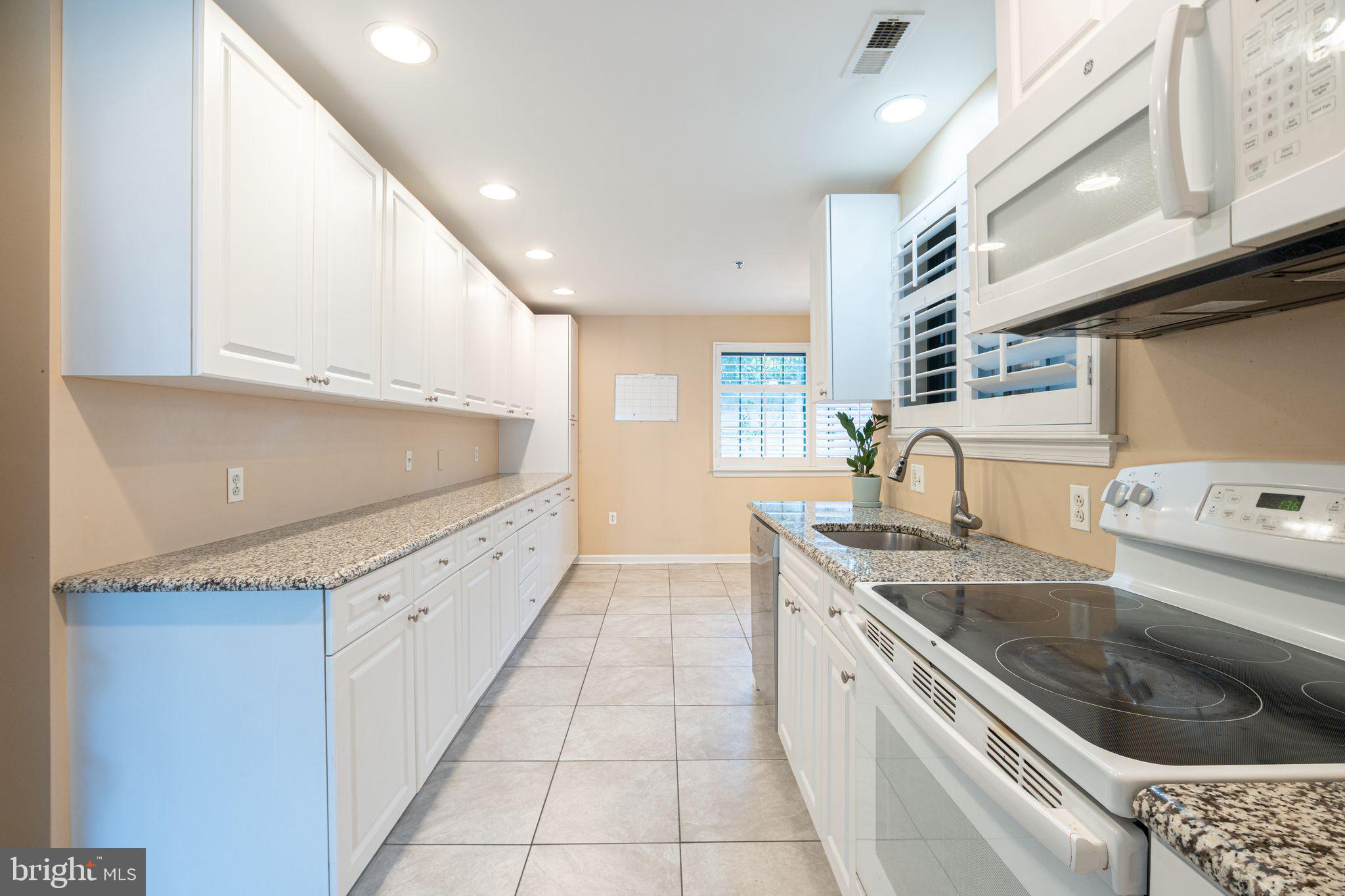 2 LEVERINGTON AVE #39